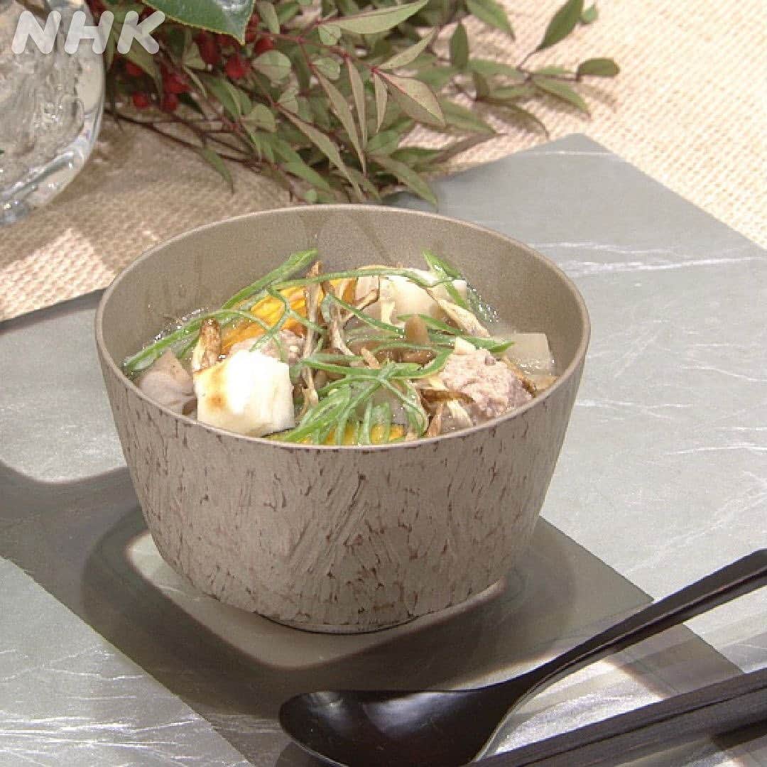 あさイチさんのインスタグラム写真 - (あさイチInstagram)「＼今日も寒か〜こんな日は 　あったかいもんでも食べたいなぁ🤔／  ＼年末年始に食べ過ぎちゃったし、 　今晩は、からだに優しいものにしようっと😋／  …ということで、3人の名シェフによる 具だくさんスープのレシピです👨‍🍳👩‍🍳 ぜひお試しあれ！  #小芝居 #レシピ #スープ #豚汁 #根菜と肉だんごのごちそう豚汁 #中嶋貞治 さん #🇯🇵 #たいと白菜の北京風スープ #孫成順 さん #🇨🇳 #豆とたっぷり野菜のズッパ #落合務 さん #🇮🇹 #夢の3シェフ #あさイチレシピ #近江友里恵 アナ #nhk #あさイチ #8時15分から」1月12日 15時16分 - nhk_asaichi