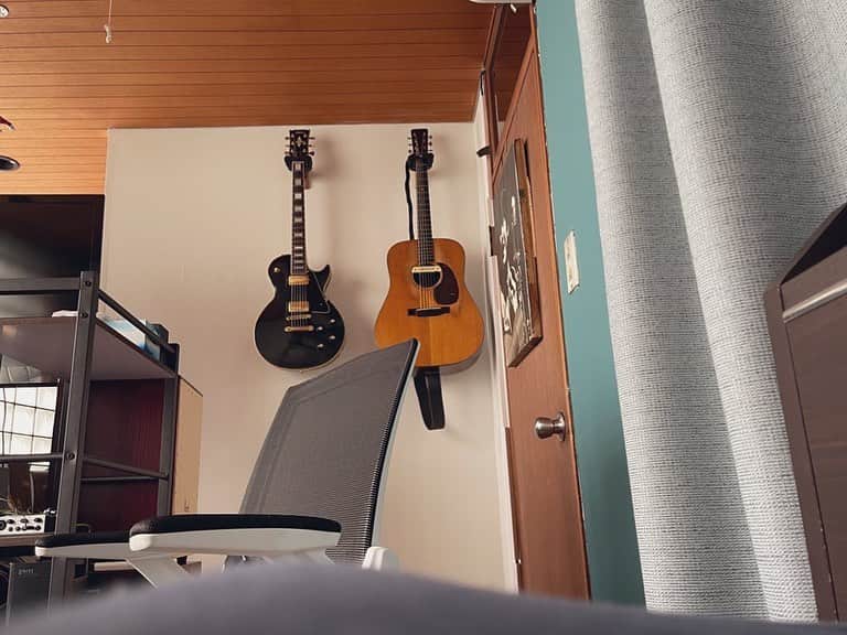 Jぺい（ウルトラ寿司ふぁいやー）のインスタグラム：「生活空間のテンション上がる化。  ギターは壁に、とんねるずは寝る時の頭上に、ティッシュは甘めに。  Jぺいにしては善処している。」