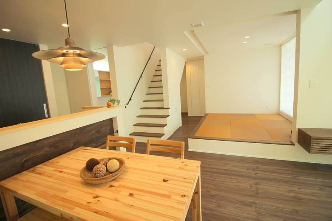 福井 注文住宅 新築 スーパーウォール みつぐはうす工房のインスタグラム：「. . 【施工例紹介】 無垢の床に濃い塗装を施し、木目がナチュラルで可愛い印象のリビング。 北欧のペンダントライトがさらに空間を引き立てます。  高気密・高段熱住宅。 魔法瓶のようなつくりでお家をあたため持続させ寒い冬も乗り越えることができます⛄  その他施工例は @mitsuguhouse リンク先HPの作品集よりご覧ください . .」