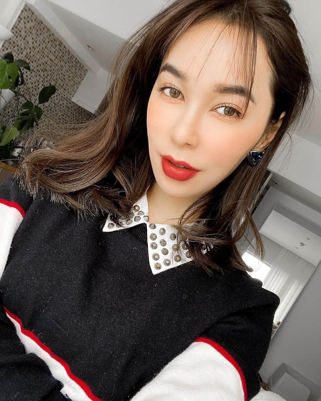 Gabrielaのインスタグラム：「今年の初ヘアケア💕 なかむさんに良い色にして貰いました！ とっきーのブローで目がパッチリする👌 いつも感謝です❤️ ことよろです🥰  そして、最近のお気に入り下地は　@makeupforever ！ 毛穴を消して、テカリを抑えて、1日中メイクが崩れないという凄い子達！🤩 . . Gente quem está procurando salão de cabeleireiro em Tokyo, recomendo o Stair Case! Estou com eles a anos e não decepcionam! Além de a maioria dos funcionários falar inglês 👌 E amando esses primer da Make Up Forever! Além de “apagar” os poros, ajudam a manter a base “no lugar” o dia todo!!!!!! . . I really recommend the Stair Case hair salon in Ginza. My hair is soft and no damaged 👌 And there are many staff who can speak English 😌  And, these Make up forever primer are amazing! ❤️❤️❤️ . . #haircare #hairsalon #tokyolife #makeupforever #makeup #beauty #beautyblogger #blogueira #maquiagem #peleperfeita #メイク　#ベースメイク　#メイクアップ　#メイクアップフォーエバー　#ベースメイク　#ヘアサロン　#ヘアケア」