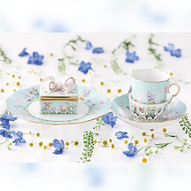 HEREND JAPANのインスタグラム：「＊クラブ ヘレンド ジャパン本店Information＊  ■　Valentine’s Day　■  ≪新作≫　限定１0個　フォーシーズン　リボンボックス　スクエア  今年のクラブ ヘレンド ジャパン本店のバレンタインは、マスターペインター/アニタ・ホルバートネ・リプタイが可愛らしいリボンボックスに爽やかなハンガリーの四季を描いた『フォーシーズン』です。  伝統と格式を伝承したオーストリア国家公認キュッフェンマイスターの神田真吾氏がオーナーを務める『銀座ハプスブルク・ファイルヒェン』の伝統的なオーストリアのクッキー「テーベッカライ」の詰め合わせをヘレンドだけのスペシャルバージョン（ヘレンドのアールグレイを使用した特別なテーベッカライ）でお届け致します。  ◯特別価格・テーベッカライ詰め合わせ付の販売は限定10個となります。　 ※ご好評につき限定セットは完売致しました。 ※フォーシーズン　リボンボックスの単品は、海外オーダーにてお承り致します。詳しくはクラブ ヘレンド ジャパン本店までお問い合わせ下さい。 . . ◇お問い合わせ先◇ クラブ ヘレンド ジャパン本店 TEL:03-3475-0877 E-mail:chj@herend.jp . . #ヘレンド#herend #herendjapan #銀座ハプスブルクファイルヒェン#ginzahabsburgveilchen#神田真吾シェフ#テーベッカライ#クラブヘレンドジャパン本店 #クラブヘレンドジャパン本店限定#フォーシーズン#hungary #リボンボックス #バレンタイン#hungary」