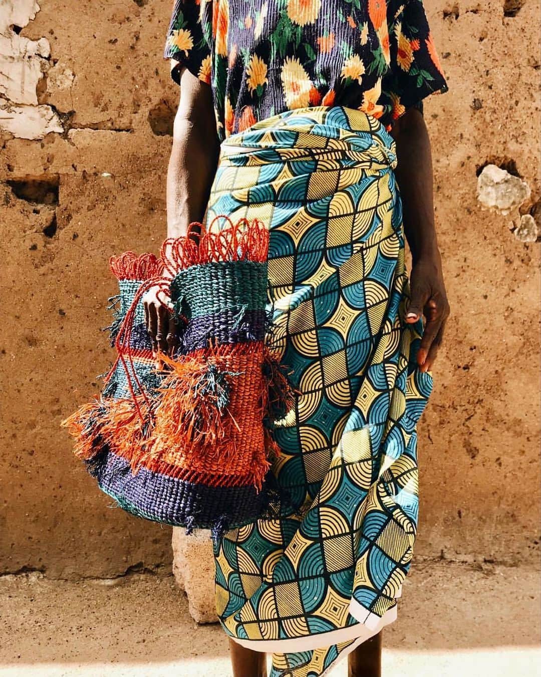 レイチェルロイさんのインスタグラム写真 - (レイチェルロイInstagram)「7 Favorite Black Owned Eco-Conscious brands I admire & love, for you to love as well:  1- AAKS some of the most stunning woven bags you’ll ever own- BEYOND chic 👑 @a.a.k.s  2- EssieSpice Ghanaian spices with a modern twist, perfect for your foodie friends 🌶 @essiespice  3- Bole Road Textiles this New York based designer mixes her love of Ethiopian fabrics with interior design 🧺 4- Golde charge up for the day with turmeric, ginger & other wellness boosting botanicals🌱 @golde  5- Brother Vellies founded in 2013 with the goal of keeping traditional African design practices alive 🪡 check out their latest campaign w Joan Smalls @brothervellies  6- Mented because every woman should be able to find herself in the world of beauty, no matter her skin tone 💄@mentedcosmetics  7- PUR Home eco-friendly cleaning supplies 💧 @purhomeclean   Let’s keep these eco- friendly black founded businesses alive & well by shopping when in need of gifts for others or ourselves ❤️   #ecofriendly  #ecofriendlyliving  #ecoconscious  #blackownedbusiness  #blackfoundedbrands  #ethiopiandesigns  #ghanabaskets  #cleanbeauty  #cleanliving  #RachelRoy #KindnessIsAlwaysFashionable  #Giving #SpreadLove #SaveLives #HomeDecor #HomeDesign #HomeStyle」1月13日 2時12分 - rachel_roy