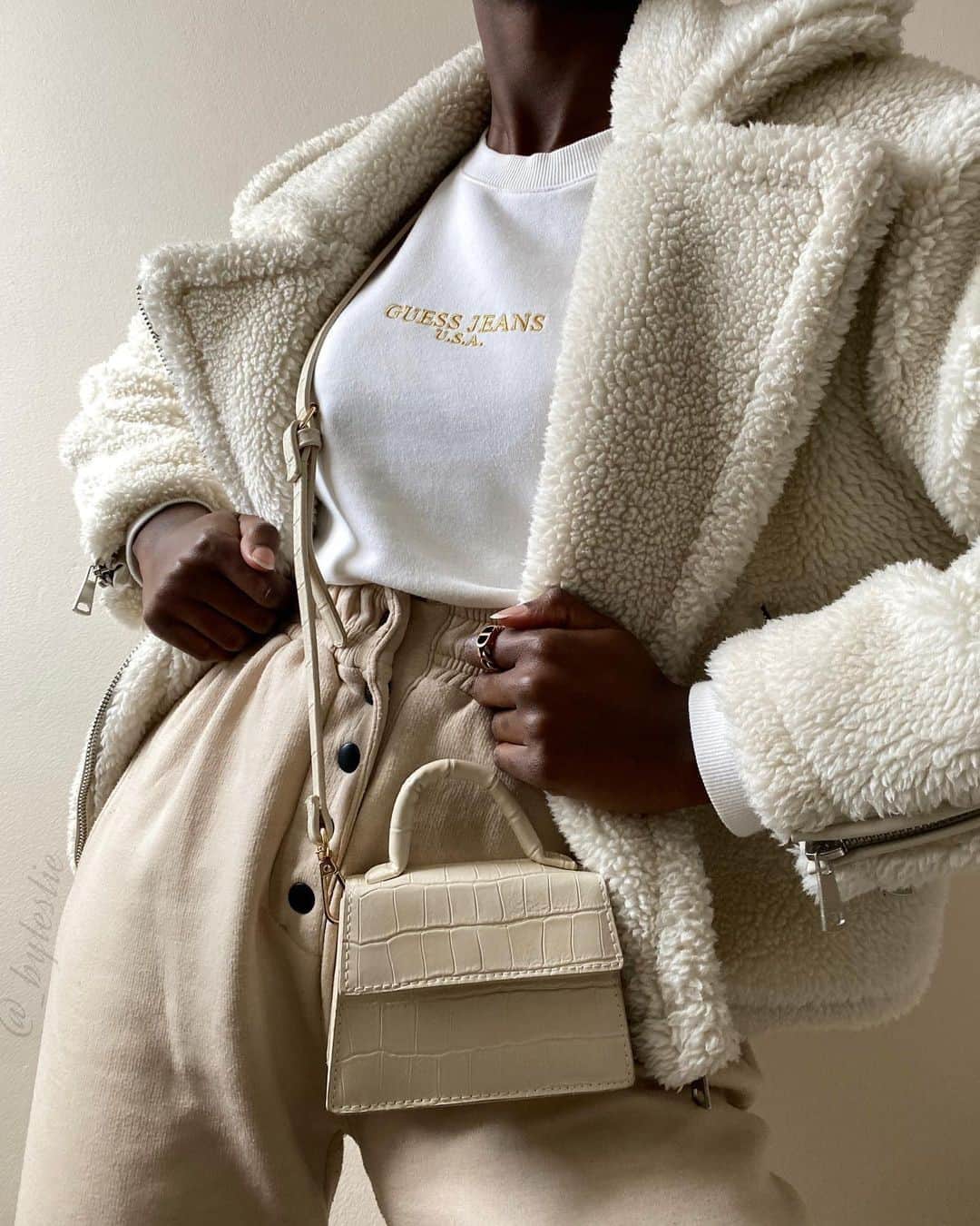 ゲスのインスタグラム：「new season, new neutrals #GUESSVintage (📸: @_byleslie)」