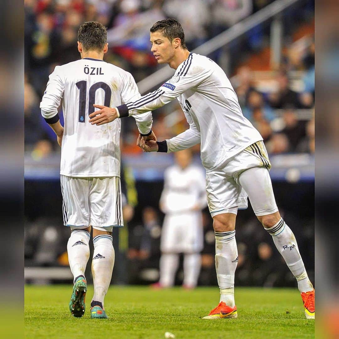 メスト・エジルのインスタグラム：「#Throwback 🤍 @ChampionsLeague night against Galatasaray in 2013 ⭐🙌🏼⚽ #HalaMadrid」