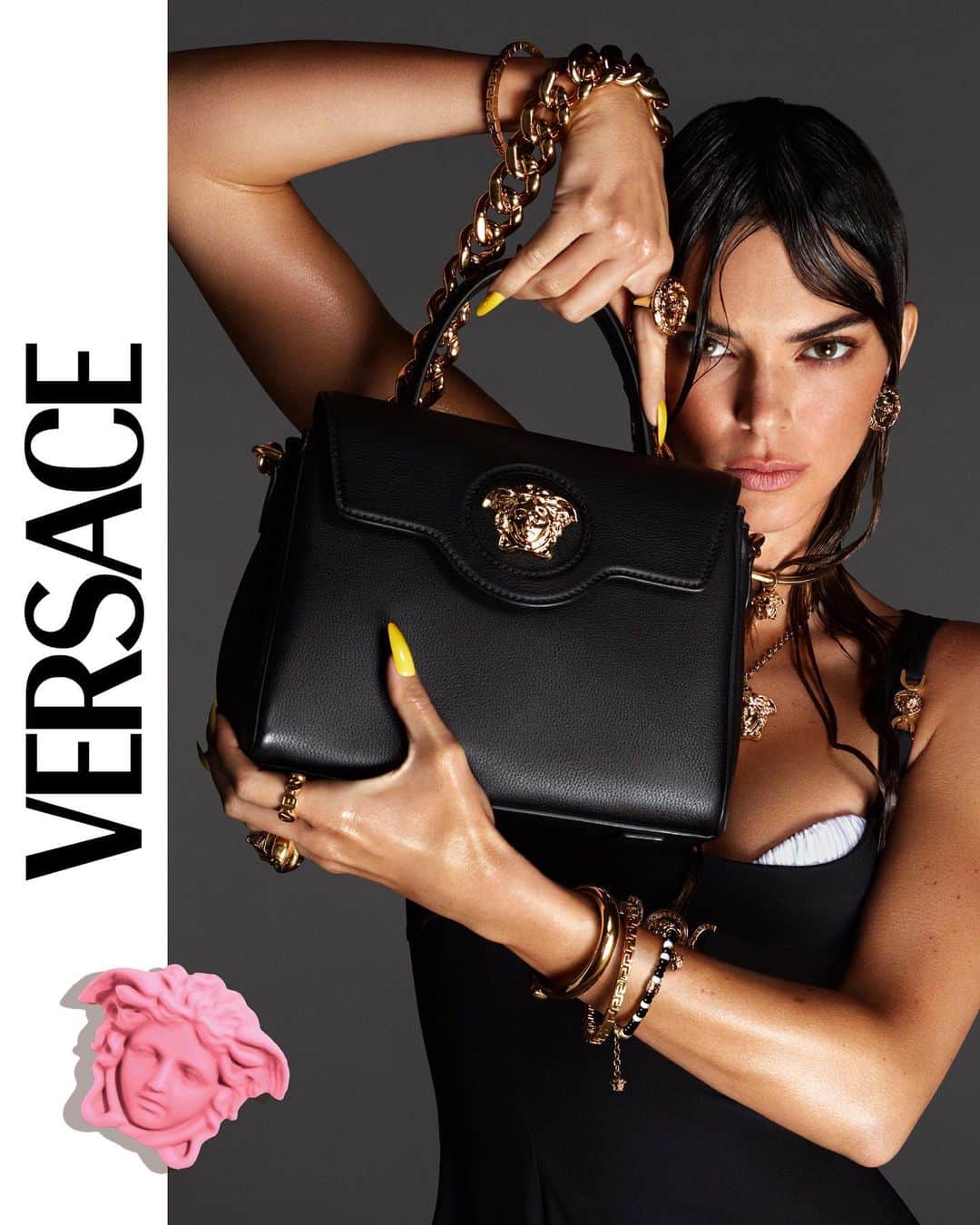 ドナテラ・ヴェルサーチさんのインスタグラム写真 - (ドナテラ・ヴェルサーチInstagram)「Kendall! 🔱 A little preview of the #VersaceSS21 campaign with my new La Medusa handbag. @kendalljenner 💋」1月13日 2時10分 - donatella_versace