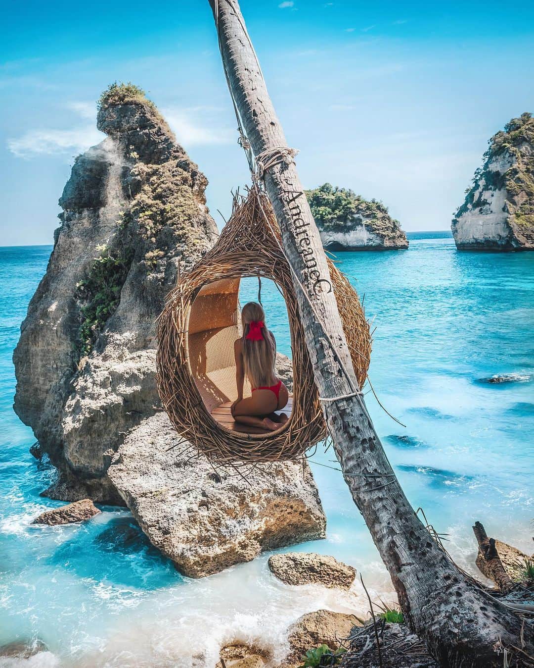 Andreane Chamberlandのインスタグラム：「I miss traveling so much 💙🤍 #nusapenida #nusa #bali #baliindonesia  #balilife  #indonesia #indonesie #beach #dreambeach #dream」