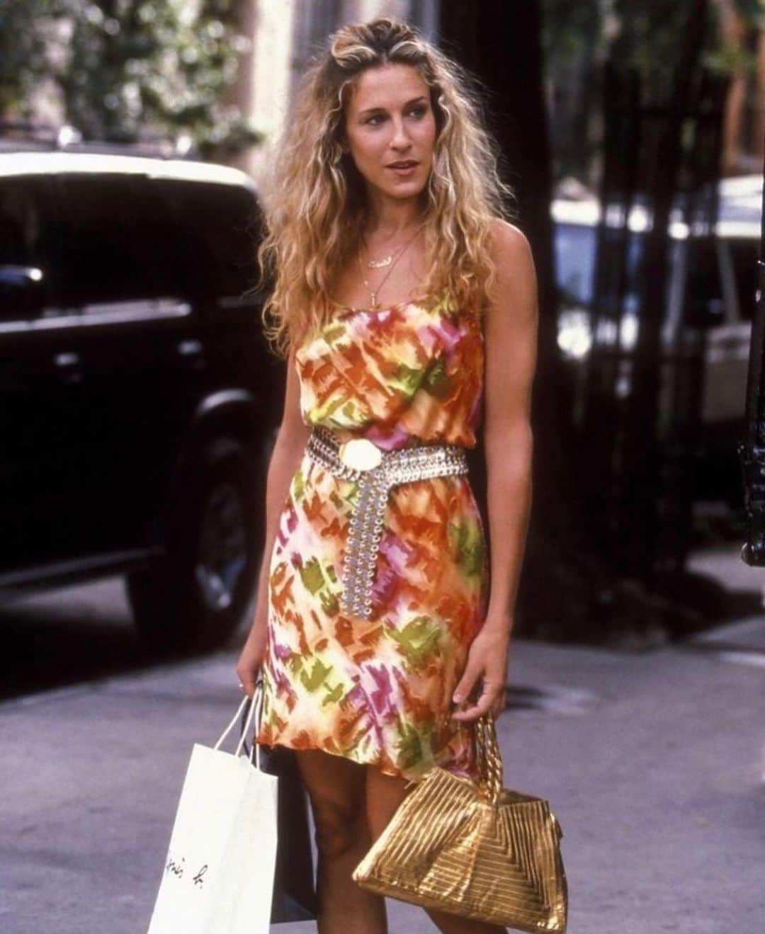 ダニジョーのインスタグラム：「Still reeling over the SATC reboot news 🛍👡 What’s your favorite Carrie look? ➡️」