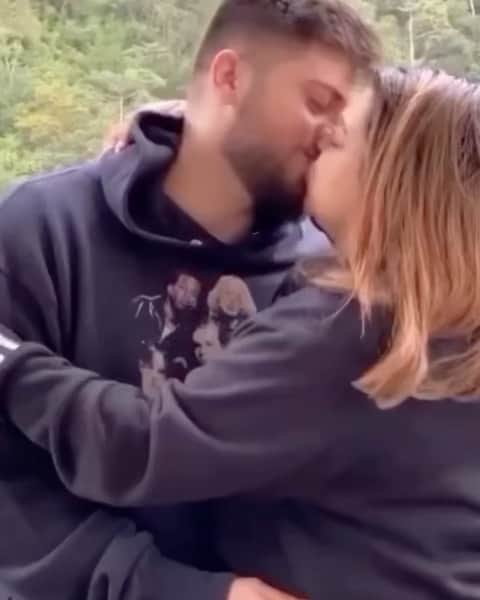 のインスタグラム：「Não tem como resumir um 1 vídeo tudo que já vivemos nesses 8 anos juntos, hoje é seu aniversário e como eu sempre digo “como é lindo viver te ver amadurecer” Ano passado foi um ano onde você cresceu 10 anos em 1 e mostrou ser mais forte mais íntegro do que já era!!! Nosso amor só se fortaleceu e cresceu !! Obrigada @rodrigogodoy_ por ser esse parceiro tão lindo e importante pra mim !!! Hoje estamos aqui em casa onde ficaremos juntos lado a lado se amando e celebrando sua existência!!! TE AMO ❤️ MOZI #godoy32」