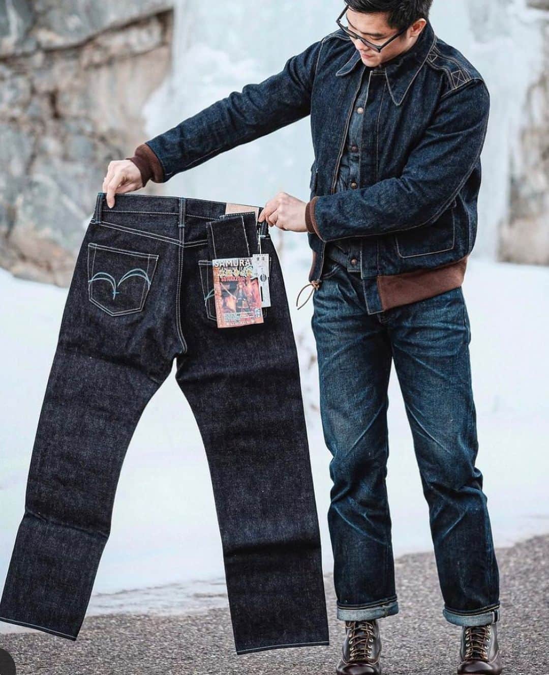 Denimioさんのインスタグラム写真 - (DenimioInstagram)「What jeans are you fading in 2021? May we suggest a fresh pair of #samuraijeans?  #Denimio #denim #denimhead #denimfreak #denimlovers #jeans #selvedge #selvage #selvedgedenim #japanesedenim #rawdenim #drydenim #worndenim #fadeddenim #menswear #mensfashion #rawfie #denimporn #denimaddict #betterwithwear #wabisabi」1月13日 0時38分 - denimio_shop
