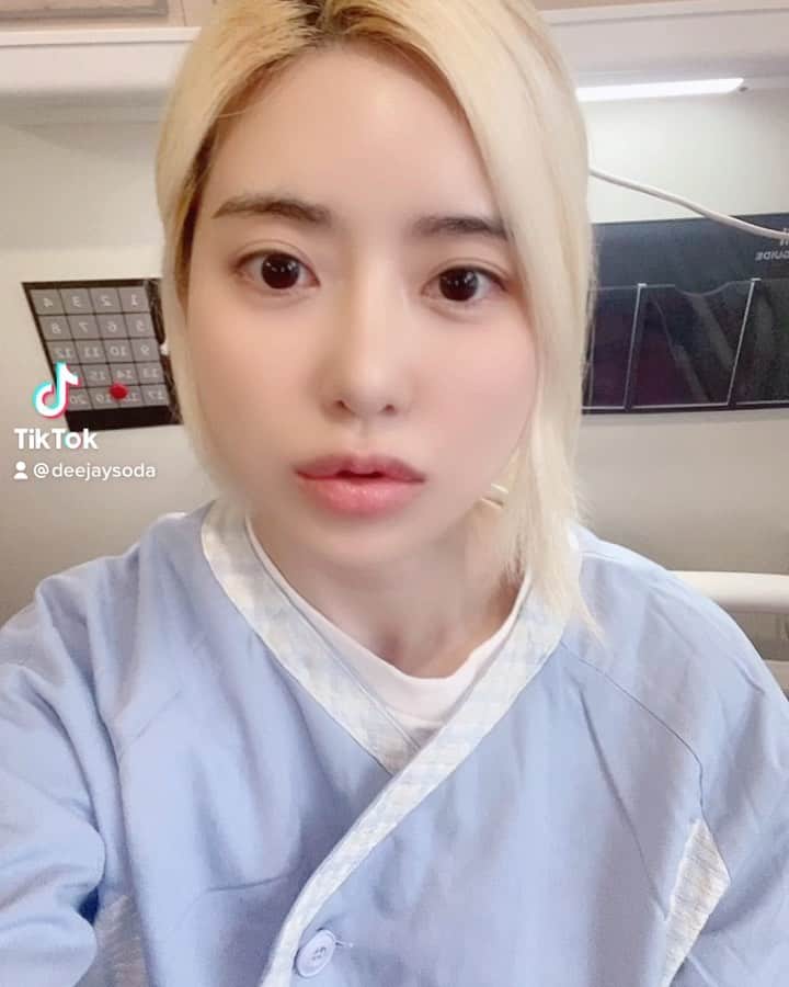 Dj Sodaのインスタグラム：「눈 때문에 교통사고 났는데 여전히 눈이 좋은 나는 바보...😢❄️눈길 조심하세요 여러분🙏🏻 I had a car accident because of snow, but I still like snow a lot.... I guess I'm a fool 🥲❄️ Be careful driving in the snow!」