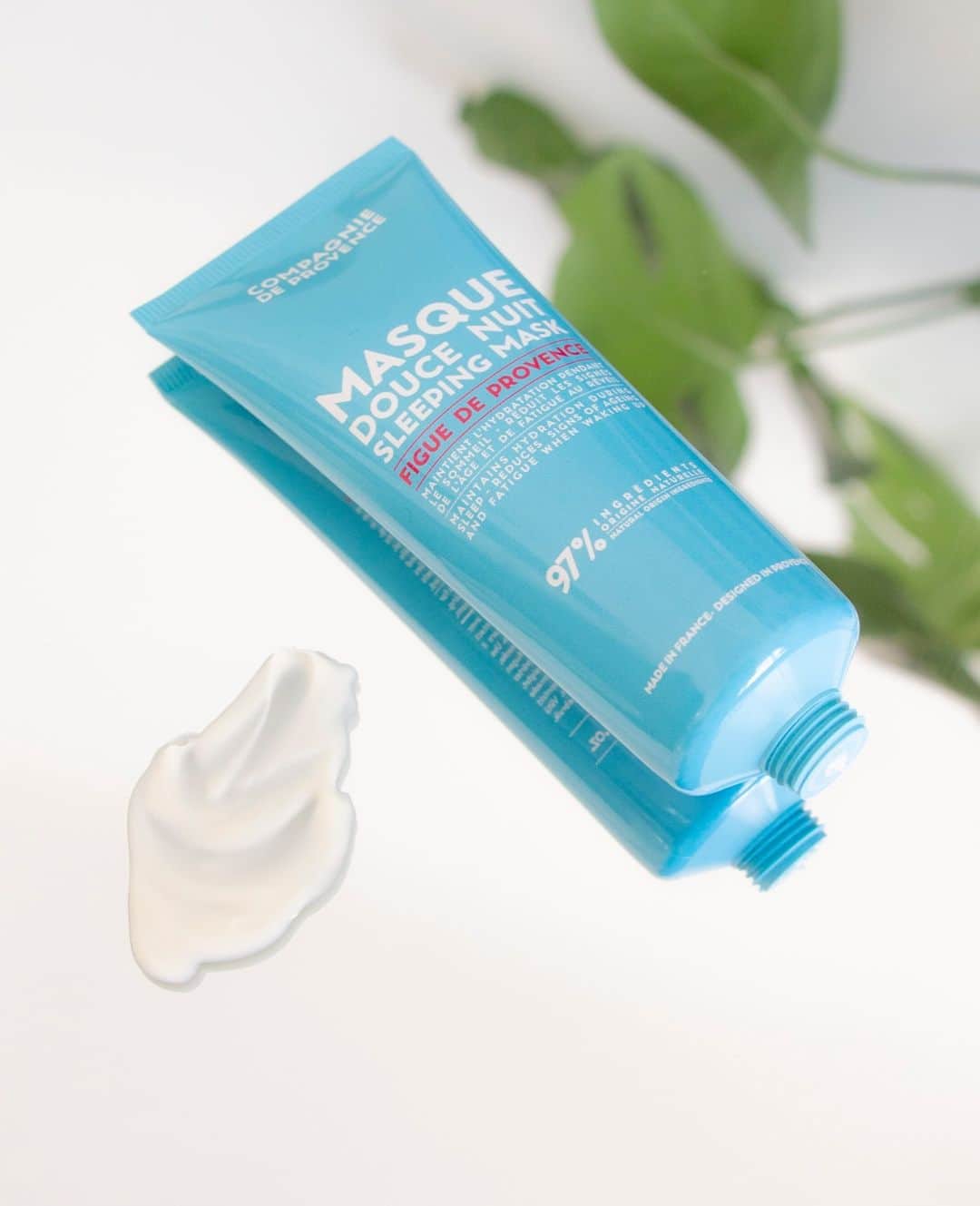 カンパニードプロバンスのインスタグラム：「L'hiver est là, les températures nous le font bien savoir ! La peau de votre visage est en première ligne. SOS Masque Douce nuit 🌙 Ce soin hydratant et anti-âge prend soin de votre peau pendant votre sommeil pour que les actifs de soin pénètrent mieux.   Ses ingrédients miracle ? ⁠ 💤 La figue de Provence connue pour ses propriétés antioxydantes agit sur les rides d'expression et les signes de fatigue.⁠ 🌿 Notre duo précieux d'huiles végétales de Provence : huile d'Olive AOP et huile d'Amande douce pour hydrater et adoucir votre peau.⁠」