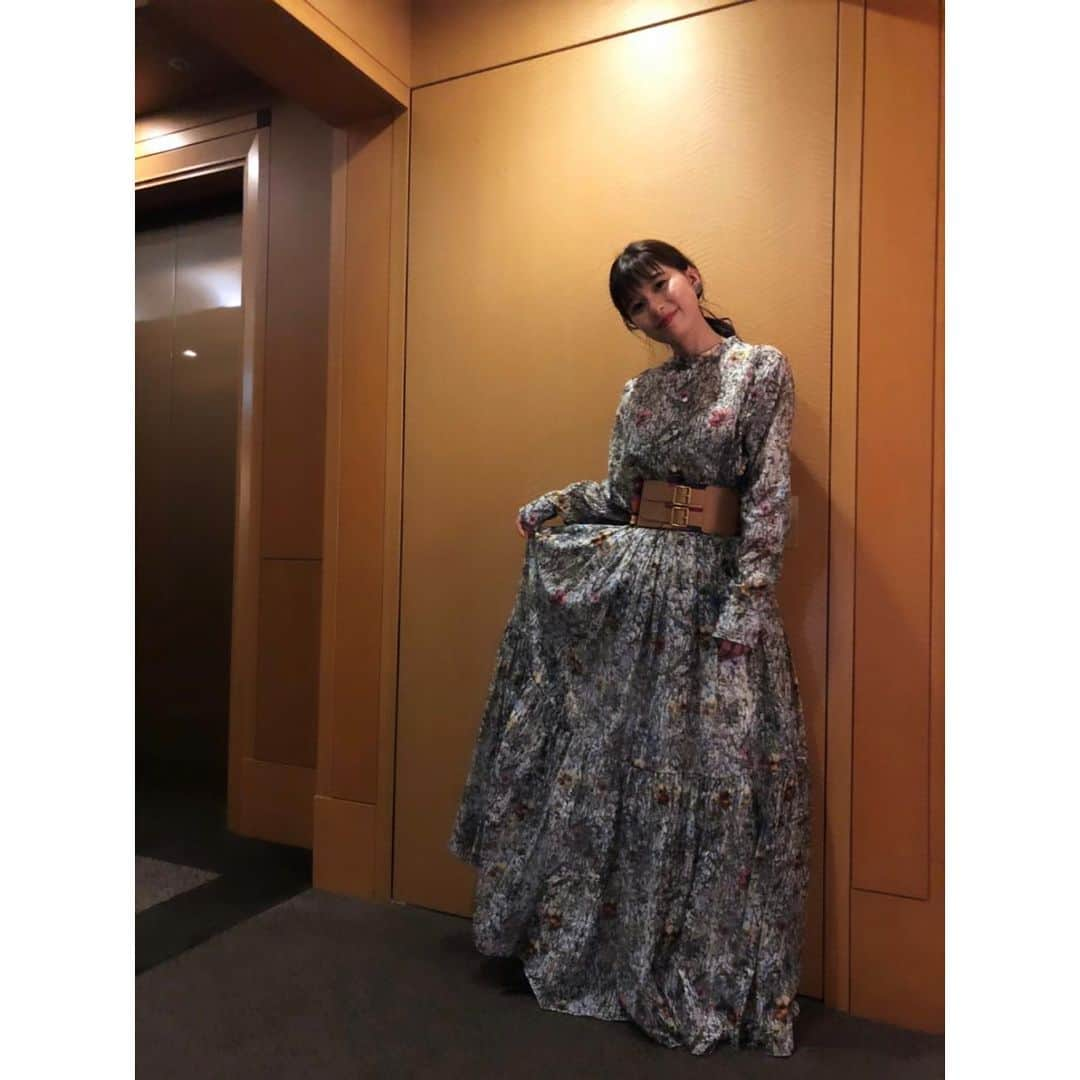 芳根京子さんのインスタグラム写真 - (芳根京子Instagram)「「ファーストラヴ」 完成報告イベント生配信 観てくださった方 ありがとうございました✨  本日も素敵なヘアメイクに 素敵なお洋服 ありがとうございました🌱  花柄に、 リボンを巻いて、 目元もキラキラ〜  女の子らしくしてもらいました🥺❤️  #ファーストラヴ」1月13日 0時41分 - yoshinekyoko