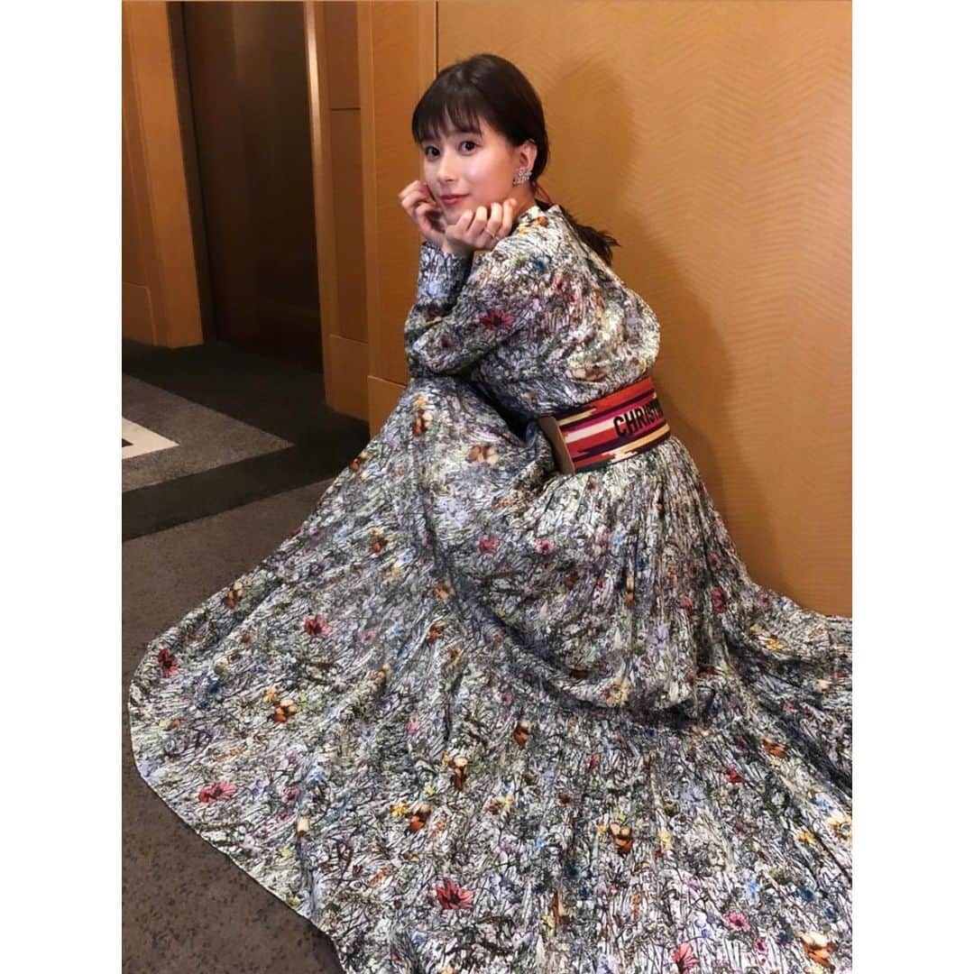 芳根京子さんのインスタグラム写真 - (芳根京子Instagram)「「ファーストラヴ」 完成報告イベント生配信 観てくださった方 ありがとうございました✨  本日も素敵なヘアメイクに 素敵なお洋服 ありがとうございました🌱  花柄に、 リボンを巻いて、 目元もキラキラ〜  女の子らしくしてもらいました🥺❤️  #ファーストラヴ」1月13日 0時41分 - yoshinekyoko