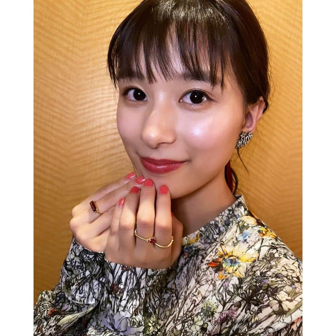 芳根京子さんのインスタグラム写真 - (芳根京子Instagram)「「ファーストラヴ」 完成報告イベント生配信 観てくださった方 ありがとうございました✨  本日も素敵なヘアメイクに 素敵なお洋服 ありがとうございました🌱  花柄に、 リボンを巻いて、 目元もキラキラ〜  女の子らしくしてもらいました🥺❤️  #ファーストラヴ」1月13日 0時41分 - yoshinekyoko