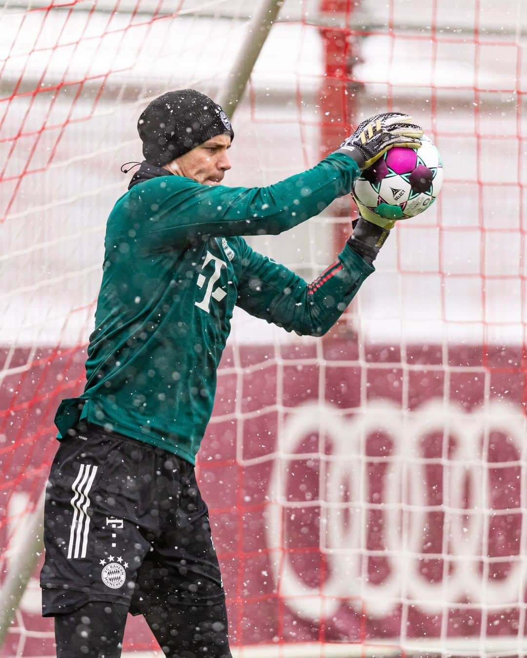 バイエルン・ミュンヘンさんのインスタグラム写真 - (バイエルン・ミュンヘンInstagram)「#PokalFever keeping us warm. 🔥🏆  #KSVFCB #packmas #MiaSanMia #FCBayern @dfb_pokal」1月13日 0時45分 - fcbayern