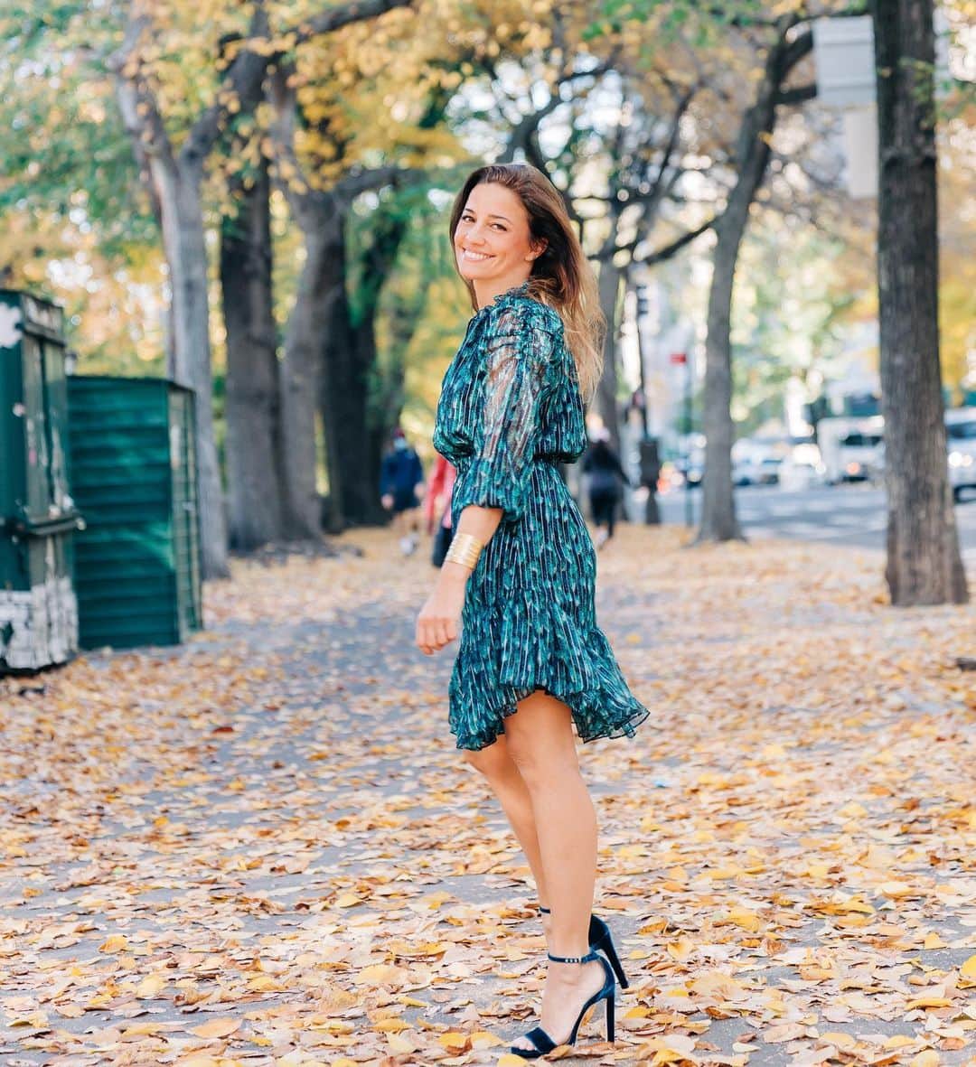 のインスタグラム：「Turning into Tuesday in one of @shoshannagruss’ favorites, the Hyde Dress. #shoshanna #nyc #centralpark #metallic」