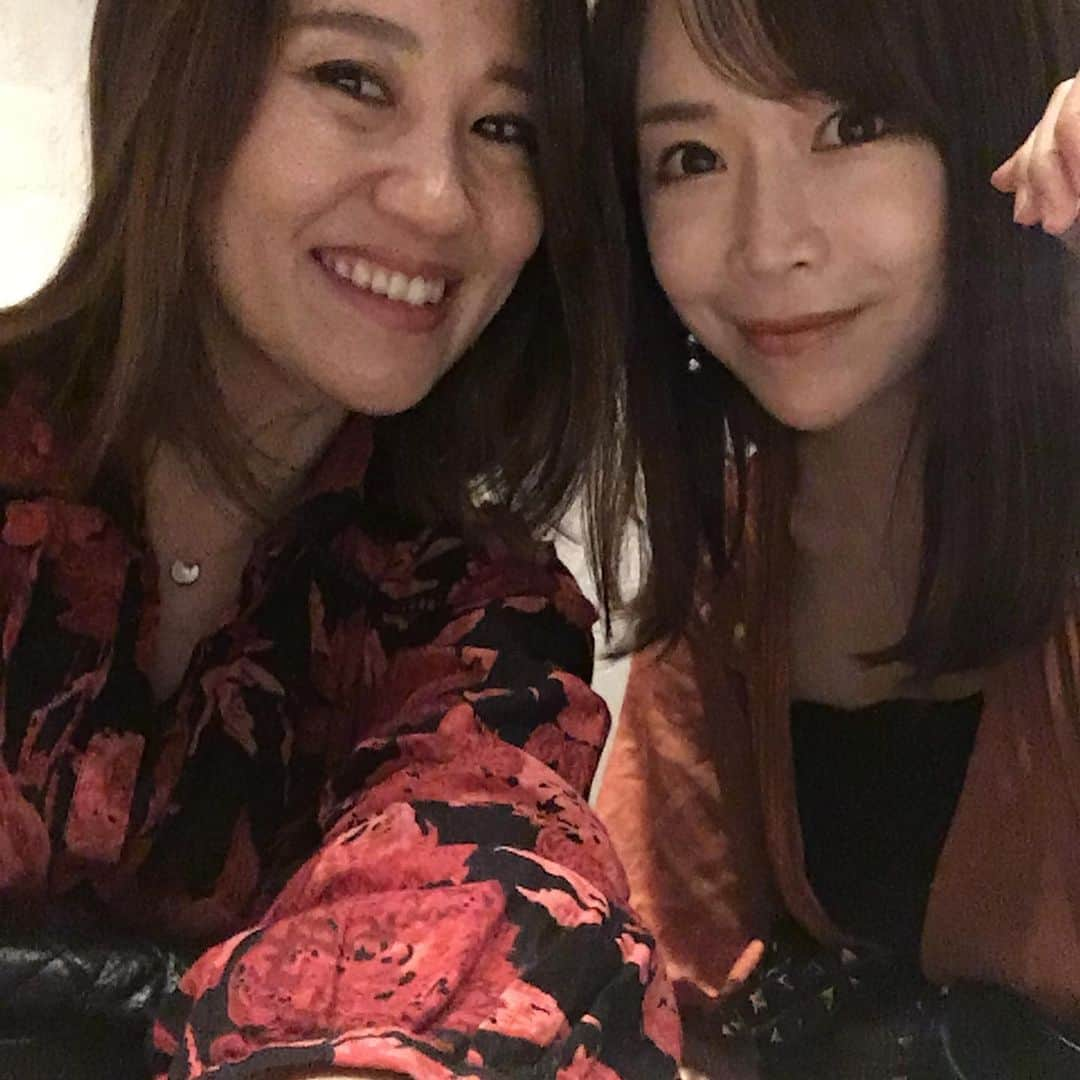 増山敬子さんのインスタグラム写真 - (増山敬子Instagram)「わちゃわちゃ 去年の秋頃の写真だけど お友達がママになって #gapcafe でお茶をしてお買い物をした時の写真♡ 自分が子供産まれたときは、周りにはママ友なんて本当にいなかったし可愛いベイビー服なんて本当に @gap しかなかったから、今も変わらずgapを家族で愛用するしみんなもgapが大好きだな❤️ 久しぶりにあったお友達とゆっくり会って話すことも、前ほど今はないけど、今はいろんな情報もネットで探せたりママになっている子も13年前に比べれば圧倒的に多いから、不安の心配も少なさそうだけど、逆にいろんな情報がありすぎるからこそ不安になっちゃう事もありそうなのかな？  #プレママ検定　のお仕事をお手伝いした時にまさにこれから出産や0歳児を育てているママ達とオンラインで対談したけど、ママ0歳だからやっぱり分からない事だらけで不安に駆られるかもしれないけど、いい情報を発信している先輩ママさんを是非フォローしてみてね、ちなみに @eriebihara さんの子供に対する考え方はとても良きだよー！ 私がかれこれ参考にしてた人はほぼいなくて、(インスタもやってなかったし) #花まる学習会 の#高濱正伸 さんの考えが好きでしたー！塾も2人通ってて、本も珍しくよく買って読んでました^_^ * 後は、とにかくずっと #プレパーク　に遊びにいってたよ！」1月13日 0時50分 - keikomasuyama