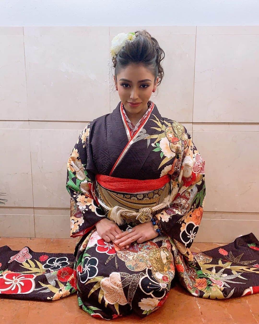 SORAのインスタグラム：「1/11 成人の日  無事成人を迎えました😊 神様・先祖・家族・仲間・感謝しかない  10代の頃は正直かなり 壮絶な人生で一生分くらい 大変な時期を過ごしました。  周りにも沢山迷惑をかけましたが、いつまでも大きな目で見守ってくださいました。その背中を見て私は人間の温かさを知り、人の痛みで強さを知りました。  私としてはやっと過去の自分から抜け出してまた新たな形を作り出して華やかな深い人生を作っていきます。 10代の思い出もこれから何十年も歳を取り、重ねて行き 自分の生き方を物語ってくれる大事な土台が作れました  いくら辛い事を味わっても負けない思いで徐々に精神面や人生の地層みたいなものを作っていき自分という軸を曲げずに芯をつくりあげました  ここまで来れたのは紛れも無く 皆様のお陰様です。  これからも沢山の人助けをして この世界の務めが終わっても 何十倍にもして天からのプレゼントを 送り続けます。 きっと皆なら気付いてくれる  ありがとう  #着物 #2021年成人式 #成人式 #20歳 #横浜アリーナ #kimono #kimonostyle #kimonofashion #japan」