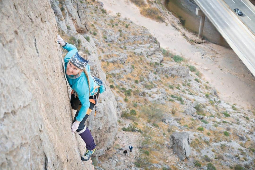 エミリー・ハリントンのインスタグラム：「Hey there! Here’s your casual reminder that sometimes you gotta just stand on your feet. Even when things feel a tad wonky, scary, & slippery. Do it anyways. 📸 @etteloc of me forgetting - and then remembering - and then forgetting again that trust in my feet and nothing else will prevent me from taking the giant, horrific, less than vertical whipper on the infamous ‘Fall of Man’ slab crux. Fun! // @thenorthface // @lasportivana // @petzl_official // @kodiakcakes」