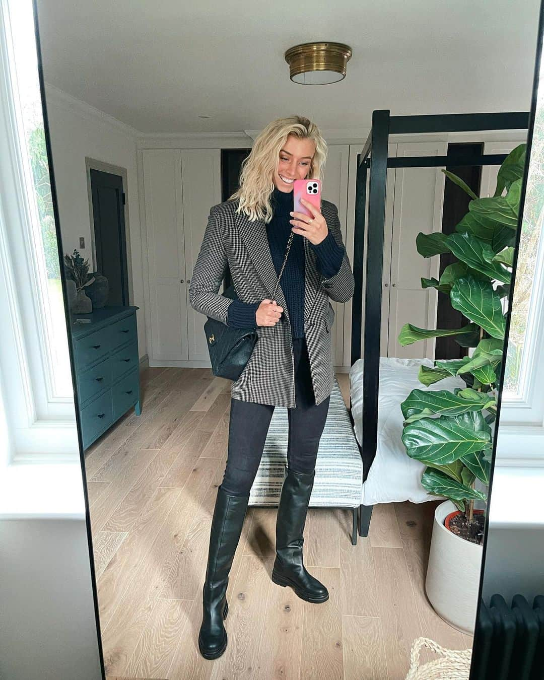 Zanna Van Dijkさんのインスタグラム写真 - (Zanna Van DijkInstagram)「All dressed up & nowhere to go ✨ I mean I can literally only go to the supermarket, but digging through my wardrobe and playing dress up brings me a lot of joy so here we are 💁🏼‍♀️🤣 #ootd #wiwt #wiwtoday #oootd #rewearyourwardrobe #secondhandstyle #outfitoftheday」1月13日 0時52分 - zannavandijk