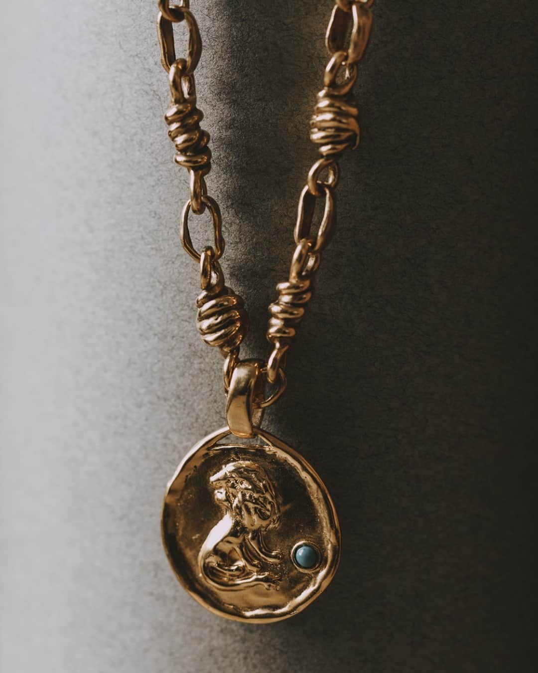 グーセンス パリのインスタグラム：「Lion TALISMAN zodiac medal. . . 📷 by @alix.marnat」