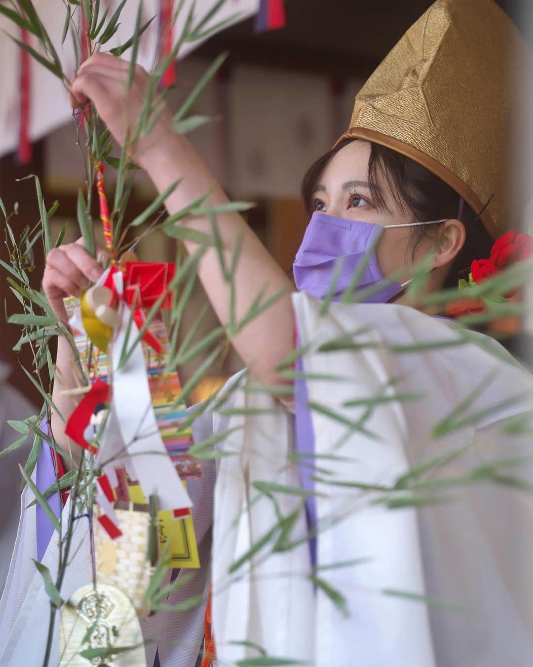 廣田佳菜子さんのインスタグラム写真 - (廣田佳菜子Instagram)「今宮戎神社での福娘としてのご奉仕が終わりました🎋 皆様、とっても寒い中、ようお越しでした⛩ こんな暗いご時世だからこそ少しでも福をお分けできたら、と思います😌  たくさんの友達が参拝に来てくれたしミスキャンの頃から応援してくださっていた方もたくさんいらっしゃって、差し入れもいただいたりしてこちらが福を授かった気分です☺️ 食べちゃっているものもあって映えていない...🙇‍♀️ きっと寒いのを気遣って温かい飲み物を持ってきていただいた方もいたのに、神具をつけたまま飲食はできなくてごめんなさい、でも心があったまりました☺️ 応援してくれている方の中には茨城県から飛行機で参拝しにいらっしゃった方もいて、本当に遠いところからようお参りでした！ 参拝された方、今年は参拝しない選択をされた方、みんなにたくさんの福が訪れますように。そして一刻も早く、マスクなしでみんなで笑い合える日がきますように  最後に69代の福娘のみんながかわいすぎていい子達すぎて、、アシスタントの方々も大好きだし、この代の福娘になれてよかったです🎋  ps.写真撮ってくださった方、送ってくれたらめっちゃ喜びます😻  #今宮戎福娘 #福娘 #今宮戎#今宮戎神社」1月13日 1時00分 - kanako__h.1201