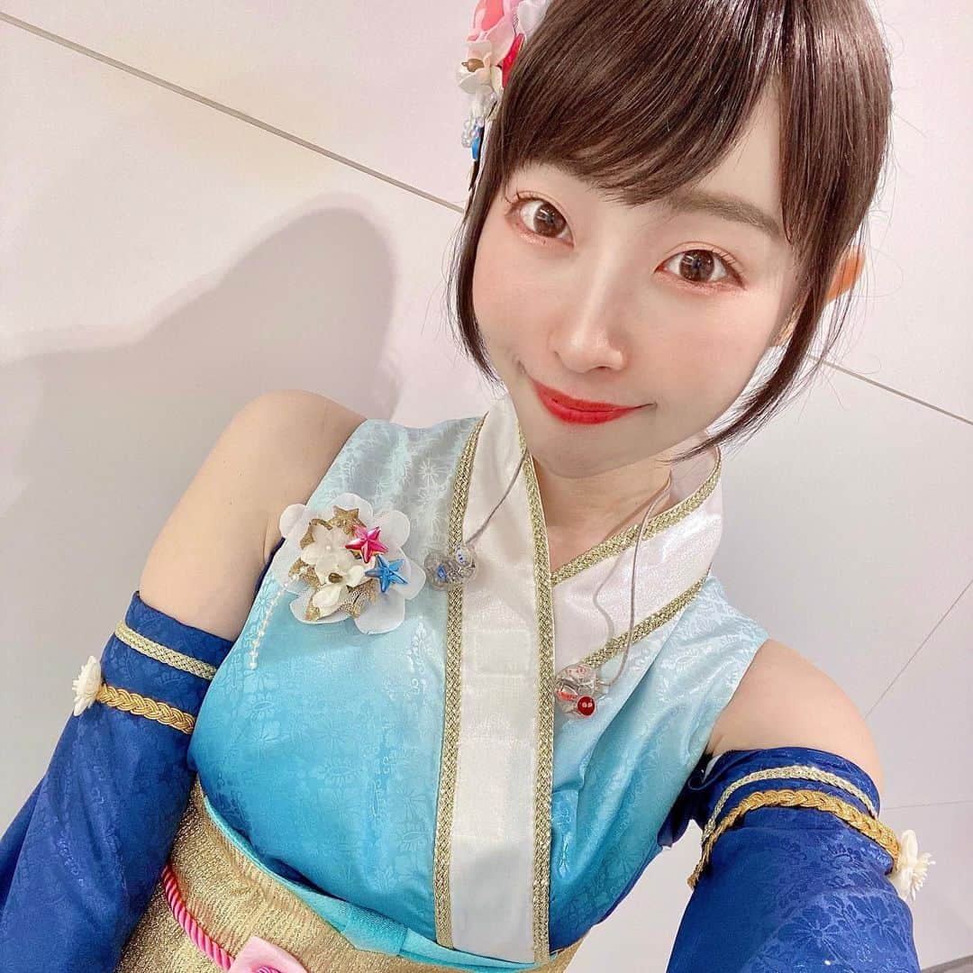 都丸ちよさんのインスタグラム写真 - (都丸ちよInstagram)「. . . アイドルマスターシンデレラガールズ  ブロードキャスト Happy New Yell☀️ . 応援頂きありがとうございました！ . 自分の口から直接皆さんに気持ちをお伝えしたいところですが、自分が話の中心にいると申し訳なく思う気質なのと、いつも通り長いので文章で失礼します笑 . . まずはお礼。 . 今回シンデレラガールズとしてはじめてのオンライン開催という形になり、改めてプロデューサーさんの存在の大きさを感じたライブになりました。 人は愚かなので無くなって初めて存在の大きさに気づくんですよね… がらんとした幕張メッセは本当に寂しかった。 今までの感謝は形式になっていたんじゃないか、つもりになっていたんじゃないかとステージ立ったときにまず思ったことです。 でもこんな状況だからこそ、改めて心からお礼が言えます。 . いつも応援し支えてくれて本当にありがとう！！ . . そしてソロ曲について . 法子の曲はテンポ速いので表現がつけにくいのと、低いところから高いところまで音をつかうので意外と難しい曲なんです。 それに加えてフル尺はライブで初披露、未来のダンスMVは今回のライブを参考に作成して頂けたらって願いをこめて、最初に先生が振入れしてくれたダンスに更にダンスを足してしまいました… 自分の首を自分でしめるスタイル…笑 プロデューサーにはなるべくステージとリンクした法子を見てほしいという私の希望 まあ、どうなるかわからないけどね😌 . 振りを増やしたせいで1曲やるだけで大量に汗かくし、呼吸が乱れてしまって最初はまともに歌えず大変でした。 . イヤモニ確認のときに偉い人から、1週間後のゲネまでに出来てなかったら振りを元に戻そうって言われるくらい。 それが死ぬほど悔しかった〜💢笑 . それから毎日心肺機能強化のためにランニングしながら🍩を歌って、縄跳びしながら🍩を歌ってを本番までひたすらに頑張りました。 別にダイエットのためにやってたわけじゃなかったの笑 1ヶ月半で4kg落とせたから結果ダイエットにも繋がったって感じ！ . . 頑張る糧になってくれたのはプロデューサーであり、法子ちゃん。 . 6年も待たせたんだもん。 下手なものは見せられない、見せちゃいけない。 って気持ちがあって。 . 正直悔しい部分もあるけどあのステージが今の私ができる最大です。 プロデューサーさんが認めてくれるようなステージになっていたら嬉しい。 . わたしが椎名法子ちゃんという女の子の声帯を担当して約6年になろうとしてます。 そんな中やっと頂けたソロ曲、普段ポジよりの私ですが曲が貰えないのは自分のせいなんじゃないか、プロデューサーさんはこんなに頑張ってくれるのに申し訳ないとか、4年目くらいまではずっとそんなことばかり考えてました。でも今となってはそんな時間も成長のひとつで人よりも一緒の時間が長かったからこそ、一緒に頑張ったからこそどんな曲だって歌える自信がありました。 . . 1/9、あの瞬間がスタート . この先もずっと椎名法子のプロデュース よろしくお願いします。」1月13日 1時00分 - chiyo_tomaru