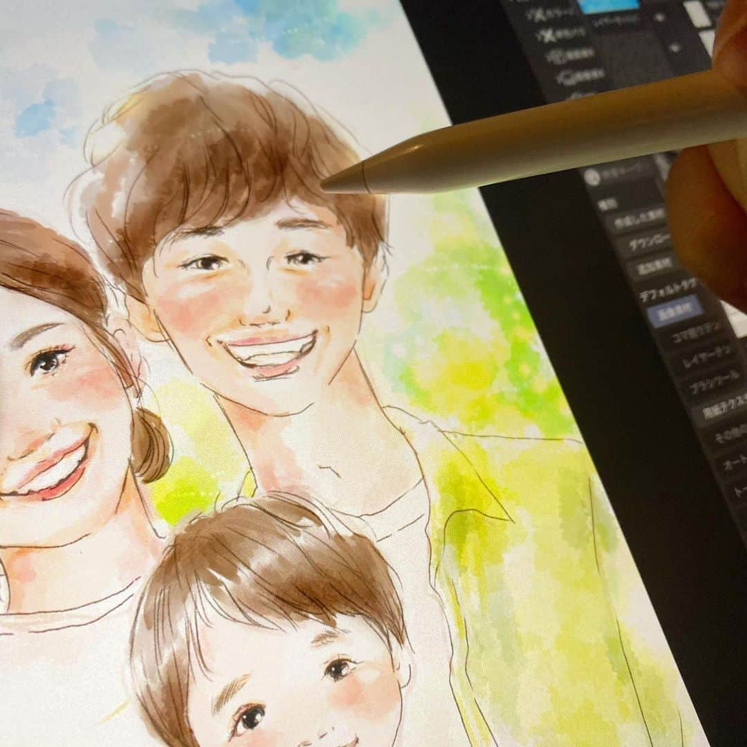 uta saitoのインスタグラム：「「あなたの思ってるあなたは本当ですか？」  周りから見てるだけじゃ ほんの一部もわからないほど  家族にはいろんな形があって。  だけど、どれも 綺麗な丸は目指さなくていい  いびつでもいいから でこぼこしながらでも  それぞれの形を作って  その家族が それでいいと思えるなら  他の誰かには 何一つ言えることはない。  悲しいことに 学校や職場だけでなく 家族間でも優劣をつけて 自分の肯定感をあげようとする パターンもあったりする。  親が子供に対してだったり 兄弟が誰かをターゲットに したりするパターンも。  親兄弟全てから疎外されてるのは 案外、1番賢くて優しい子だったり もする。  そんな環境に 生まれ育ってしまうと それが当たり前のように 思えて  どんなに頑張っても 認めてもらえないのが 自分なのだと 間違えてしまってる人もいる。  そうじゃないよ  はじめて、外に出て 誰かに教えられることもある  「君は間違えてなかったんだよ」  「君が悪いわけじゃなかったんだよ」  つまり、今自分が抱いている 価値観が 本当に正解なのか 考えなきゃいけない時が いつかくる。  そこが、ターニングポイントだと 思う。  あなたの思ってる 自分のこと  それ、本当ですか？  もし、当てはまることが あるのであれば 一度でもいいから考えてみてほしい。  そして、 他の誰にも同じ思いはさせないように  今のあなたを 見守ってくれている すべての人の手を離さないで 暖かく握り返して 守って欲しい。  間違えてないよ それでいい  あなたがあなたを 守れるようになってはじめて  本当に守りたい形を 作ることができるように なるんだと思ってます。  #家族の形」