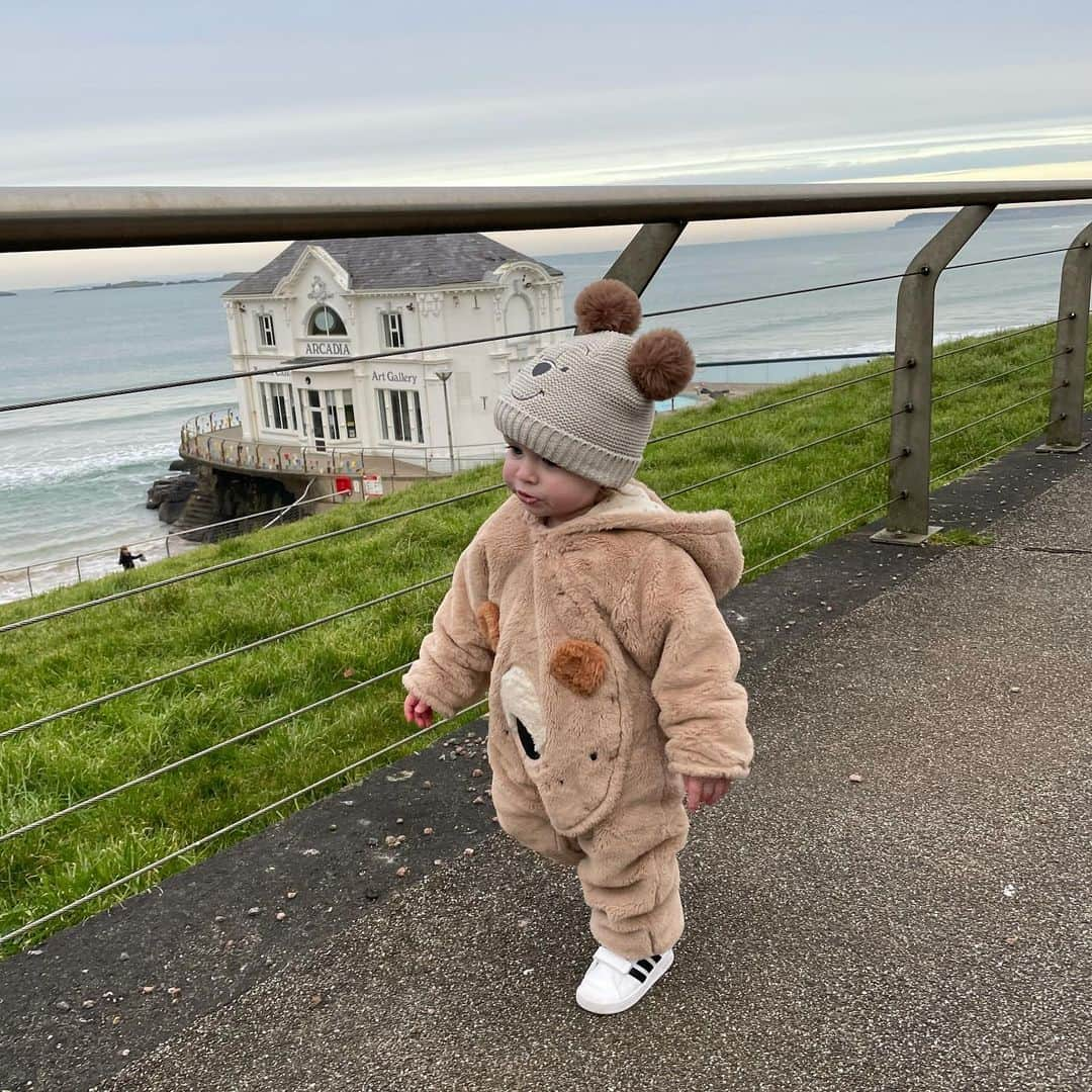 ジェナ・マッコーケルのインスタグラム：「Walks with my boy 🥰! So lucky to have this on our doorstep especially during a lockdown ❤️🥰」