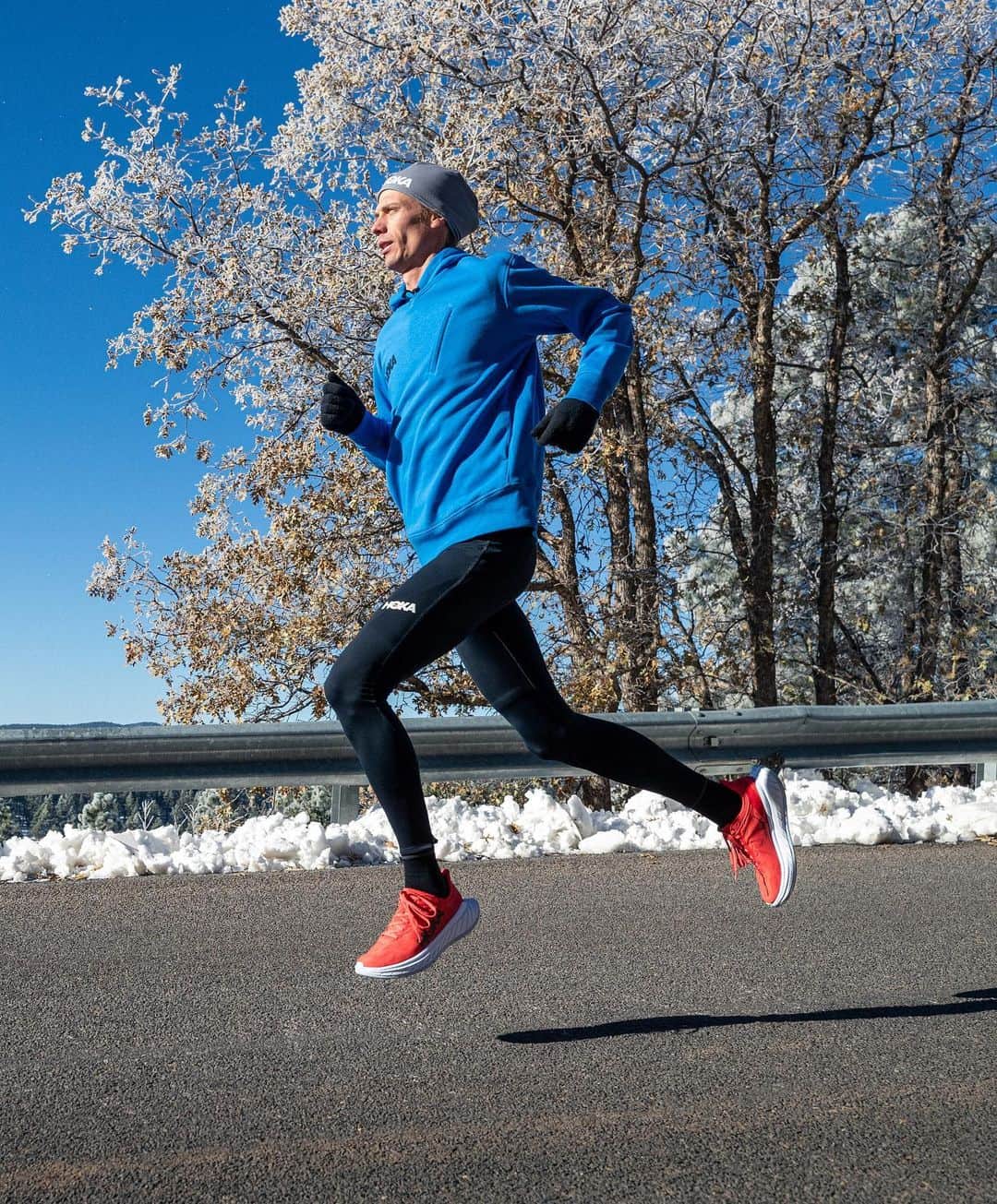 ホカオネオネのインスタグラム：「HOKA ultrarunner @walmsleyruns set the running world on fire with his 50-mile world record at the 2019 edition of Project Carbon X. However, Jim has some unfinished business, as he wasn't able to hold that pace through the entire 100K distance.   With the upcoming Project Carbon X 2 on January 23rd, Jim has a chance at redemption, so we sat down with him to learn about 2019's race, how training has gone this year, what his goals are for Project Carbon X 2, and more.  Head to the link in bio to read Jim's full blog post. #TimeToFly #PCX2」
