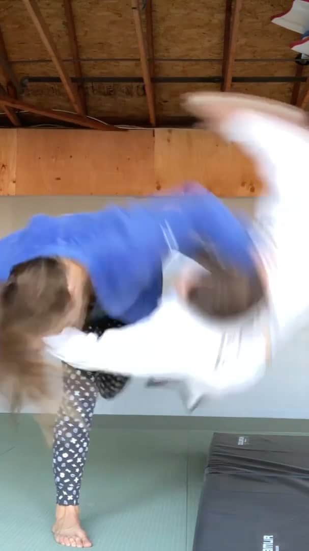 のインスタグラム：「Foot sweeps are one of the best ways to set up the ideal footwork for throws! Here’s one of my favorite combos - works with no gi as well 🥋🙇🏼‍♀️ thank you @rickylundell for being such a great uke! Video by @nodnbproductions」