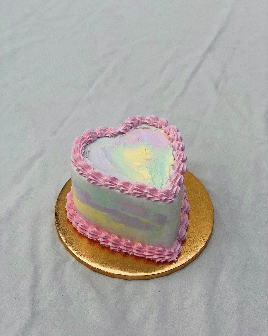 ジュリー・サリニャーナさんのインスタグラム写真 - (ジュリー・サリニャーナInstagram)「birthday snaps • 1/9/2021 🎂✨ last photos i promise!  Tie-dye heart cake by @meraki.cakes 🍬💜」1月13日 1時15分 - sincerelyjules