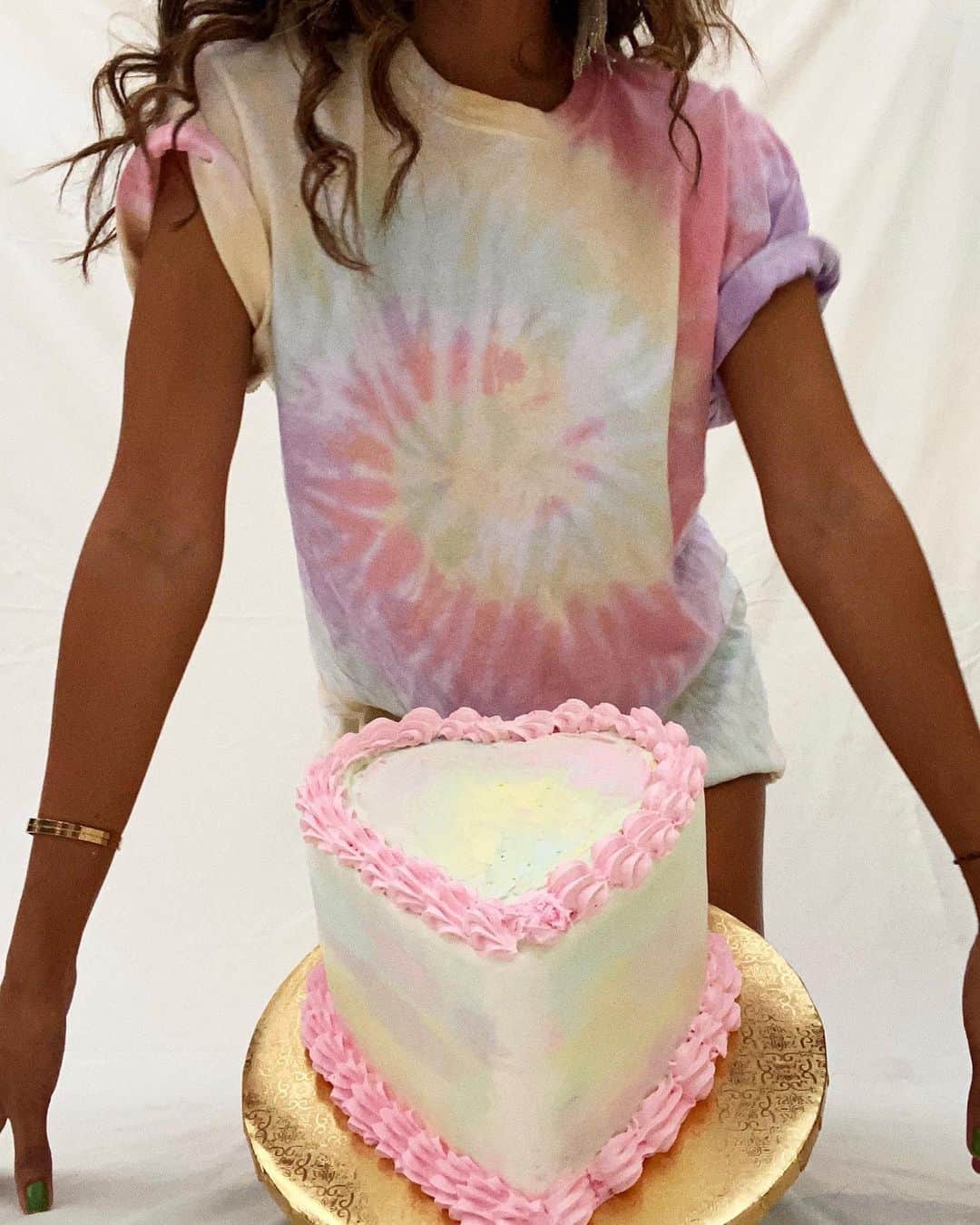 ジュリー・サリニャーナのインスタグラム：「birthday snaps • 1/9/2021 🎂✨ last photos i promise!  Tie-dye heart cake by @meraki.cakes 🍬💜」