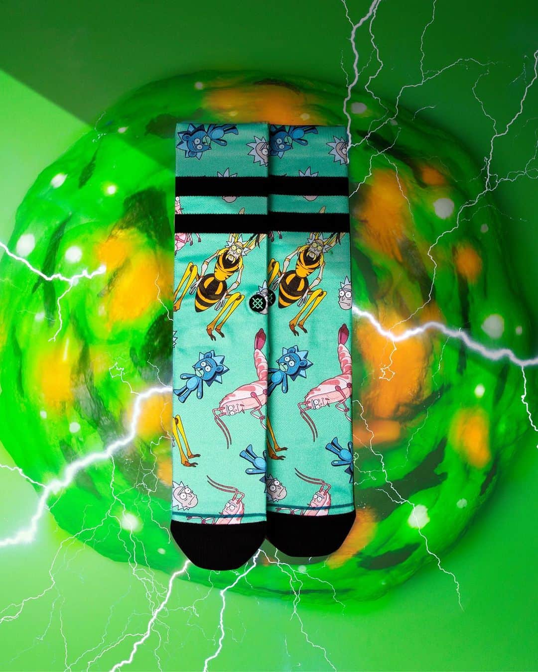 Stanceのインスタグラム：「WUBBA LUBBA DUB-DUB... It's hard creating the best socks in the multiverse so we called in some help. We cracked open a Meeseeks box and he did the rest creating two styles; one featuring the ultimate helper himself and the other featuring some alternate universe Ricks. Don't be a jerry, grab these before they're gone... or explode...Link in bio.」