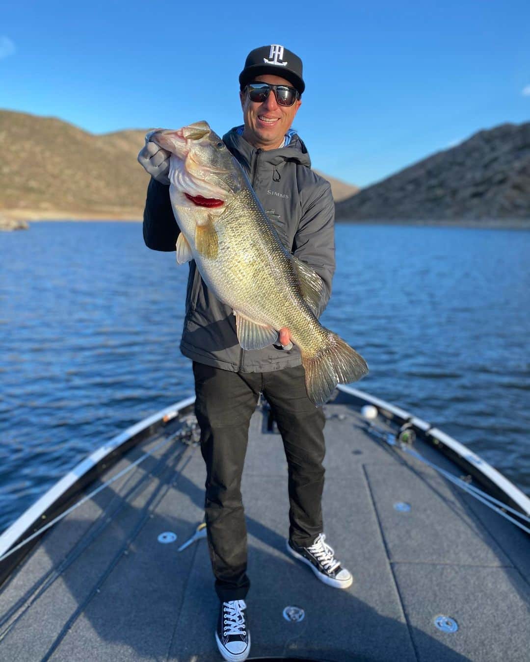 Brent Ehrlerさんのインスタグラム写真 - (Brent EhrlerInstagram)「🥇Guess the weight contest 🥇  Caught this behemoth the other day with my buddy @trevor_reis. Quick hint, It’s the 3rd biggest bass I’ve ever caught. My PB is 12.50.   ✔️guess the weight to the nearest 100ths ✔️Like ✔️follow ✔️tag 3 homies  I’ll pick a winner 🏆 Friday who’ll receive a tackle pack which will include some Lucky Craft, Yamamoto, Sunline and other goodies. I’ll even include a TackleWarehouse gift card.   @tacklewarehouse  @sunline_america  @luckycraftusa  @yamamoto_fishing  @daiwausa  #fishitwell @simmsfishing」1月13日 1時25分 - brentehrlerfishing