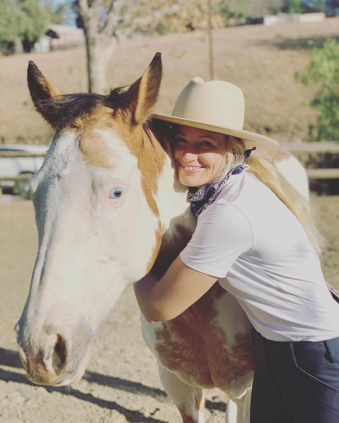 ベス・ベアーズのインスタグラム：「"Smile, though your heart is breaking. Smile even though it's aching..." the world is a scary place right now. Gentle reminder to do something today that makes you smile. 💛」