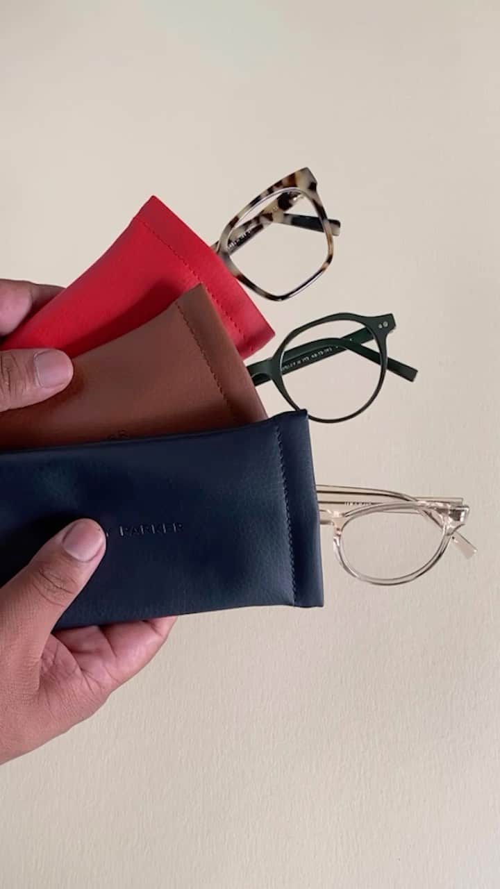 Warby Parkerのインスタグラム：「🆕 👆❗️Our super-plush (yet durable!) Single Parker Pouch is the perfect option for those who appreciate both safety and accessibility. Tap the 🛍️ icon to get yours! (👓: Hughes, Begley, and Leila)」