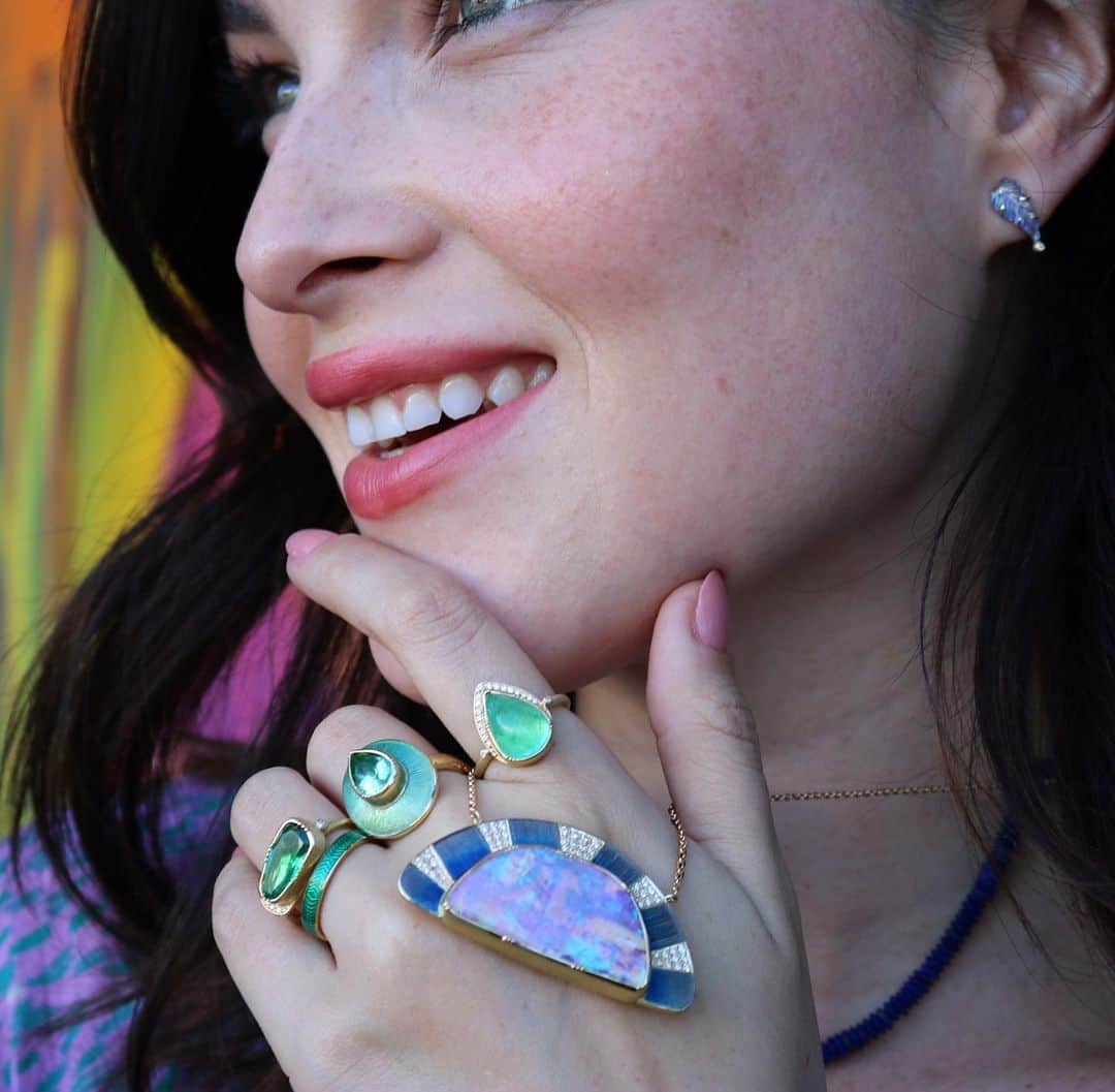 ブルックグレグソンのインスタグラム：「Honoring the most unique gemstones with passionate and expert craftsmanship, here’s a sneak peek of our upcoming SuperNova collection which can also be seen at brookegregson.com. Enjoy!! 💎🌈💕✨ #supernovacollection #enamel #engraved #uniquegems #uniquefinejewelry #talisman #brookegregson #finejewelry #necklaces #rings」