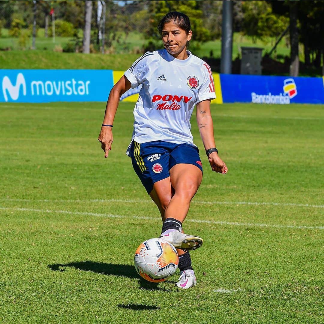 サッカー コロンビア代表チームのインスタグラム：「📸 ¡Ya entrenan nuestras Guerreras! 💛💛💙❤️  La Selección Colombia Femenina de mayores inició su ciclo de preparación en la sede deportiva de la FCF en Bogotá 💪  #VamosColombia 🇨🇴」