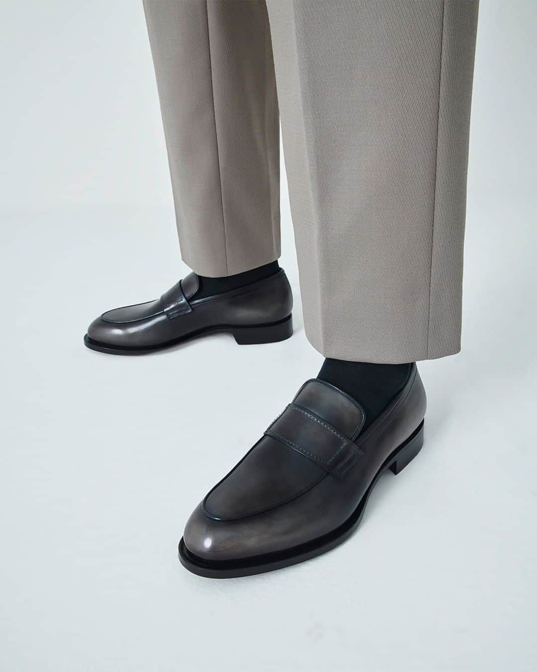 サントーニのインスタグラム：「Make Lava grey  your colour of the season.   #Santoni #SantoniSS21 #madeinsantoni」