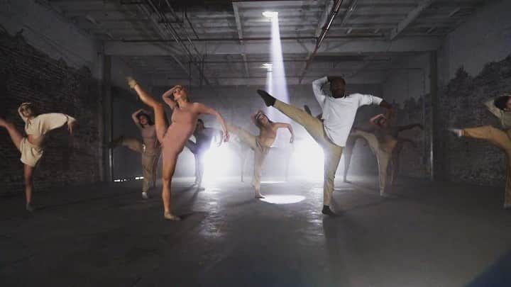 オータム・ミラーのインスタグラム：「Loved being apart of this amazing music video @khularae check out the whole video on @thespacetv ❤️❤️ choreography by @markmeismer big thank you to everyone for making this happen @thinkmillergroup @tgfilms @katyt8 @ryanfleming @officialkristamiller」