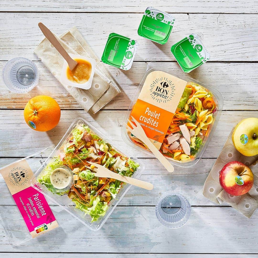 Carrefour Franceさんのインスタグラム写真 - (Carrefour FranceInstagram)「Impatients du retour des beaux jours et des pique-niques en plein air, ce midi nous avons enfilé nos plus belles doudounes pour manger en extérieur ! ☀️ D’ailleurs, avec nos salades Carrefour Bon Appétit, fini les fourchettes à usage unique* ! Ce petit geste nous permet d'économiser 5 tonnes de plastique et 3 tonnes de déchets bois. 🥰 Un petit pas pour nous, mais un grand pour l’environnement 😇  *Des kits de couverts réutilisables (bois FSC ou inox) sont disponibles dans vos magasins Carrefour 😉  #piquenique #salade #sansplastique #carrefour #actforfood」1月13日 2時00分 - carrefourfrance