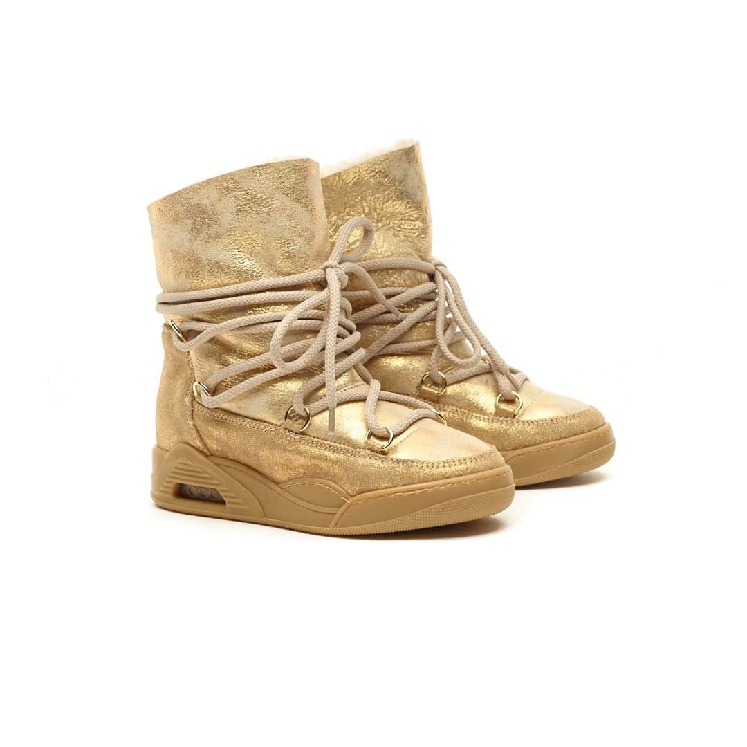 セラフィーニさんのインスタグラム写真 - (セラフィーニInstagram)「Moon ZV Gold, the winter boots 100% #madeinitaly in soft gold shearling! ✨⁠ #WeAreSerafini #SerafiniShoes⁠ .⁠ .⁠ .⁠ .⁠ #sneakers #shoes #fashion #sneaker #sneakersaddict #style #sneakerheads #streetwear #ootd  #igsneakercommunity  #sneakerporn #sneakerholics #sneakerfreaker #footwear #shoesaddict #boots #snow #italianstyle #italianshoes #italiandesign #stileitaliano #designitaliano #scarpeitaliane #gold #cityboots #musthave #shearling」1月13日 2時02分 - serafiniofficial