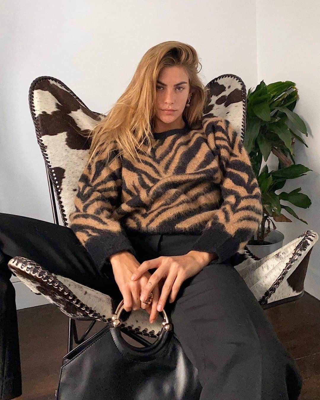 クローディピエルロさんのインスタグラム写真 - (クローディピエルロInstagram)「Rock your home office outfits like @clara.berry 🔥  #claudiepierlot #FWcollection #homeoffice」1月13日 2時00分 - claudiepierlot