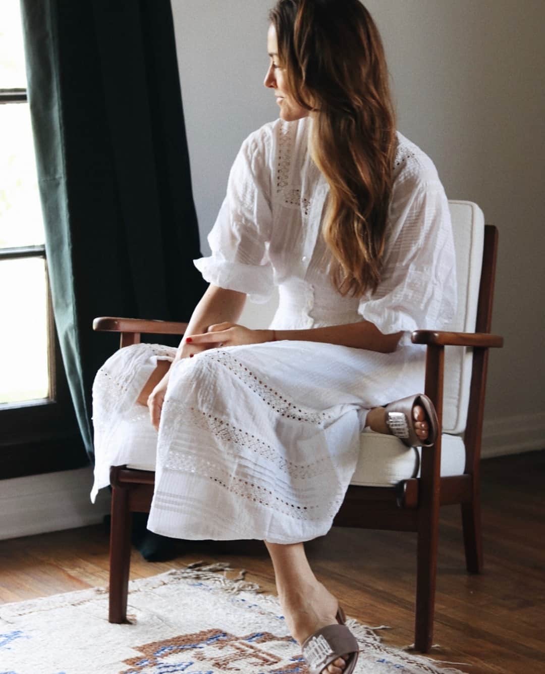 クレオベラのインスタグラム：「Our beautiful friend, and past Cleo Woman Feature, @mariahklyons 🕊️ Wearing her Bijou Midi Dress at home with her own @astara slides.」
