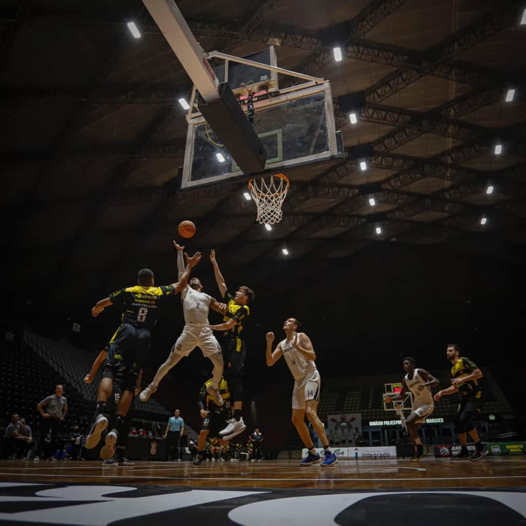 コリンチャンスさんのインスタグラム写真 - (コリンチャンスInstagram)「Hoje é dia de @sccorinthians.basquete em quadra! 🏀⠀ ⠀ ⚽ Corinthians x Caxias do Sul⠀ 🏆 @nbb (10ª rodada - 1º turno)⠀⠀⠀ ⏰ 20h⠀⠀⠀ 🏟 Ginásio Wlamir Marques⠀ 📺 @espnbrasil⠀ ⠀ Vamos em busca da quinta vitória seguida #NaBaseDaRaça! 🖤⠀ ⠀ 📸 Beto Miller⠀ ⠀ #VaiCorinthians⠀ #CorinthiansBasquete」1月13日 2時01分 - corinthians