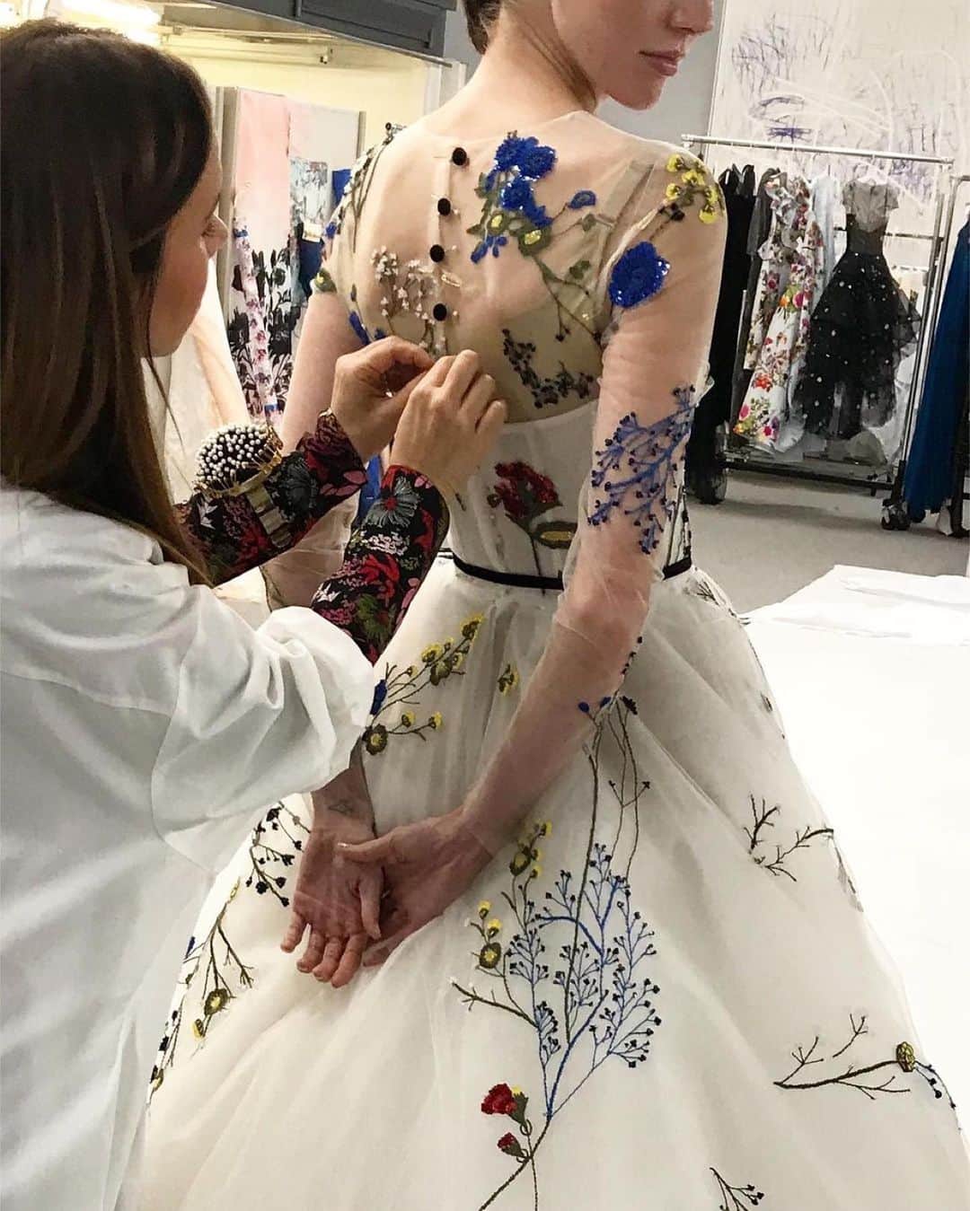 Monique Lhuillierのインスタグラム：「Special Details 🖤💙❤️ #moniquelhuillier #mlbride #bts」