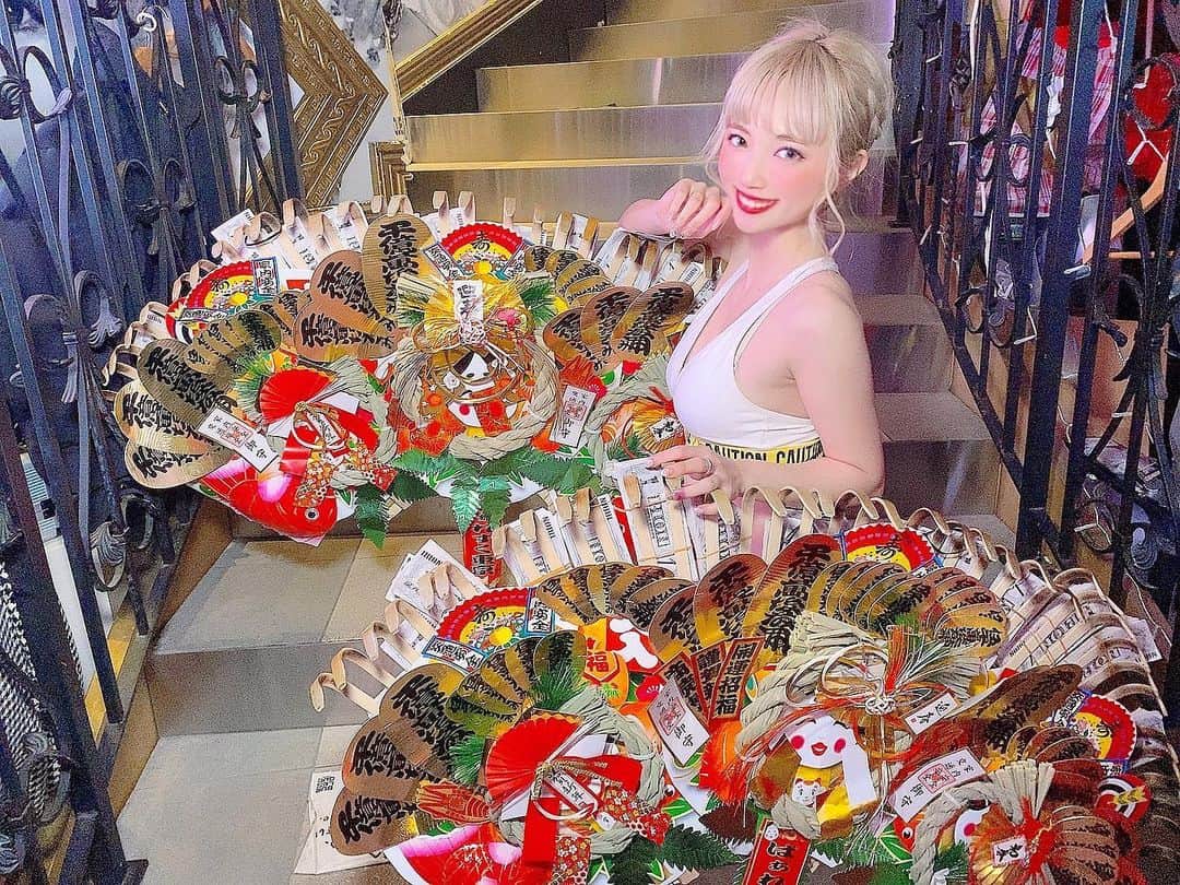 yokoのインスタグラム：「. 今日はなんと遠隔で2000リオン熊手頂きました😭😭😭 なんでもない日にもいつも何処からでも応援してくださる方が居て 本当に幸せの極みです🥲💗 びっくりと楽屋で嬉しくて少しだけ泣きました、、🥲 これからももっとパワーアップして 色んな私を見て貰えるように 日々頑張っていきます🥰 本当にありがとうございました💕 だいすきです！！！ . . . . . . . . . . . . . . . . . . . #エンタメ活動を止めない #アジア一のエンターテインメント #burlesque#burlesque lesquetokyo#バーレスク東京#ダンサー#透明少女#model#hairmake#makeup#love#ootd#fashion#instagood#instalike#instafashion#tokyo#white #오오티디‭#셀카#메이크업#머리스타그램 #お洒落さんと繋がりたい#カメラ好きな人と繋がりたい#モデル#東京」