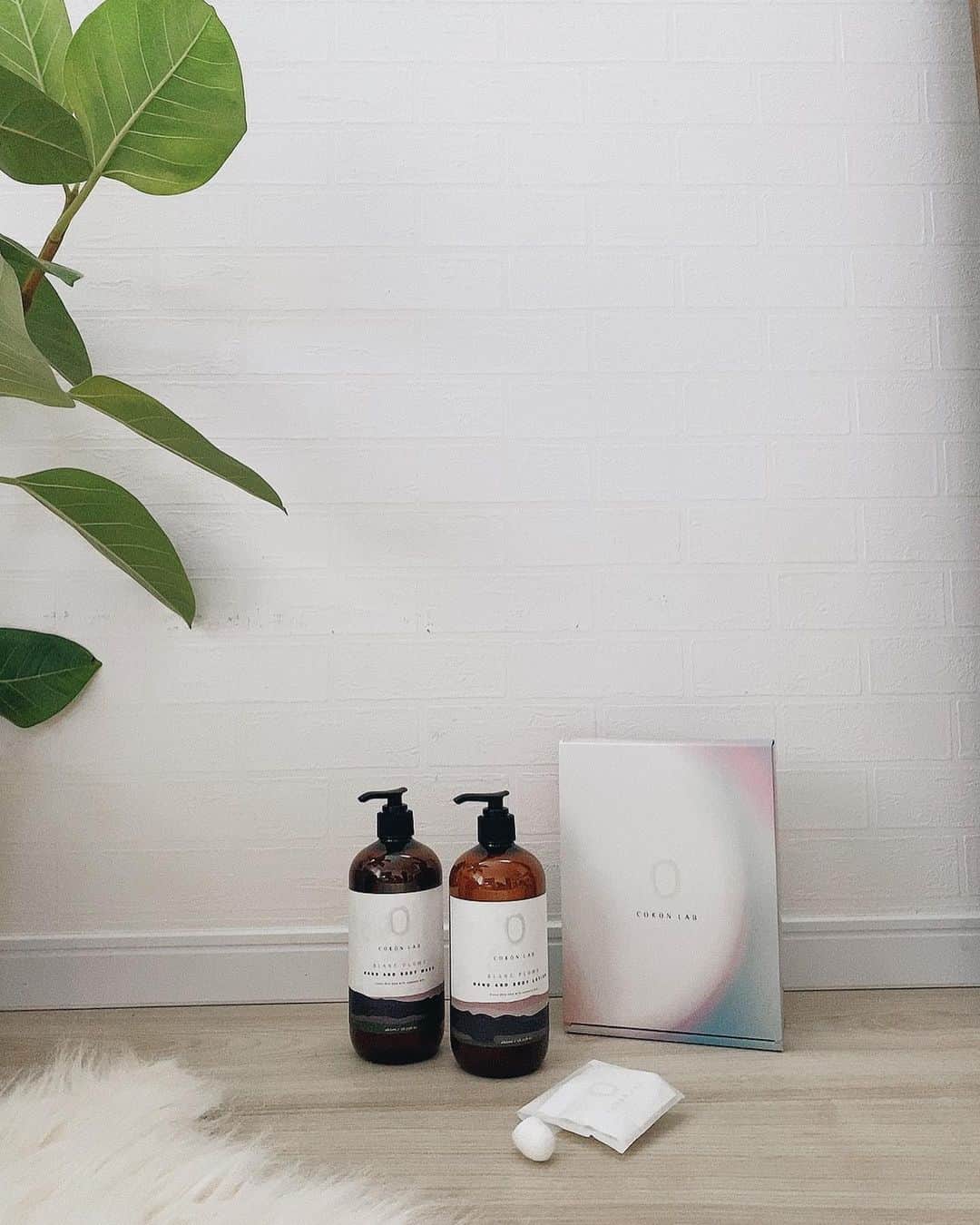 Fabiolla Takinamiのインスタグラム：「お家時間が増えたので家でのんびりケアをする事にハマってます🌿 前回も紹介した【@cokonlab】さんのボディーソープとクリームが本当気持ち良くって毎日使ってるよ☺️  #SDGs にも取り組んでおりコンセプトもすごく好き🤍🌎  今回「COKON LAB POPUPストア」が渋谷のスクランブルスクエアにて 2021年1月7日(木)～20日(水)までコロナ対策もしっかり行いながら開催しているそうです @yoshirotten さんの限定パッケージもとっても素敵ですよ🥺🤍  【開催場所】 渋谷スクランブルスクエア ショップ＆レストラン 6F +Q(プラスク)ビューティー イベントステージ6E 【営業時間】 11:00～20:00(※営業時間は変更となる場合がございます。) 営業時間変更の可能性がございます。事前にご確認ください。 ※会場ではアルコール消毒や体温計をご用意し対策をしっかりとして行っておりますが、ご参加はご自身の判断でお願い致します。 ※尚、来場される際は必ずマスク着用の上ご参加くださいませ。  #AD #cokonlab #ココンラボ #地域派コスメ #サスティナブル #ナチュラルコスメ #SDGs #ボディケア」