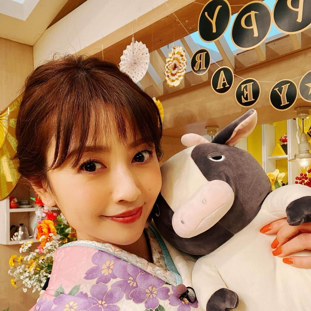 片瀬那奈のインスタグラム：「こんにちは🐮 新年のご挨拶が遅くなりましたが、今年もよろしくお願いいたします🙇‍♀️ 寒い日が続きますが、しっかり寝て、しっかり食べて、心と体は元気にしていましょうね🤗#和楽庵 #シューイチ」